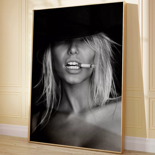 モノクロの女性ポートレート、帽子をかぶり、アート感のあるスタイル