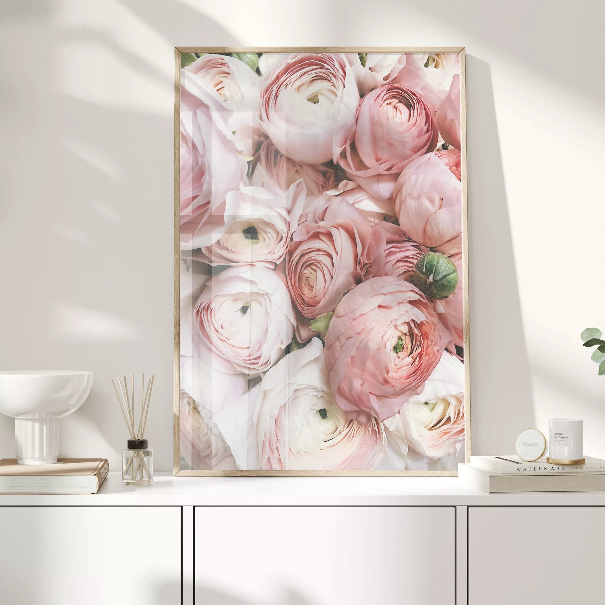 優美なピンクのラナンキュラスの花束をクローズアップで撮影したアート作品。淡いピンクから白へのグラデーションと繊細な花びらの重なりが印象的で、柔らかな光に包まれた華やかな雰囲気を演出しています。