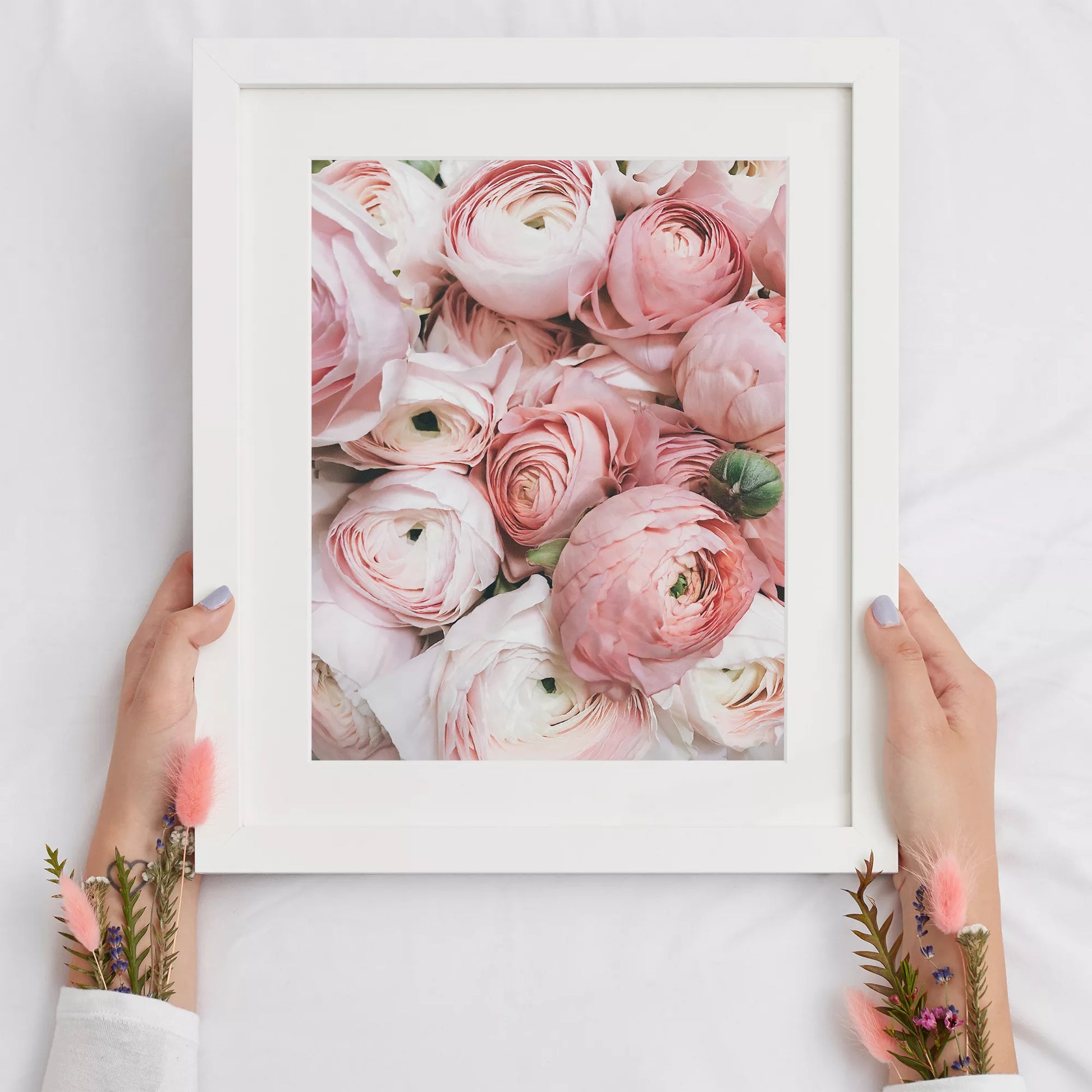 優美なピンクのラナンキュラスの花束をクローズアップで撮影したアート作品。淡いピンクから白へのグラデーションと繊細な花びらの重なりが印象的で、柔らかな光に包まれた華やかな雰囲気を演出しています。