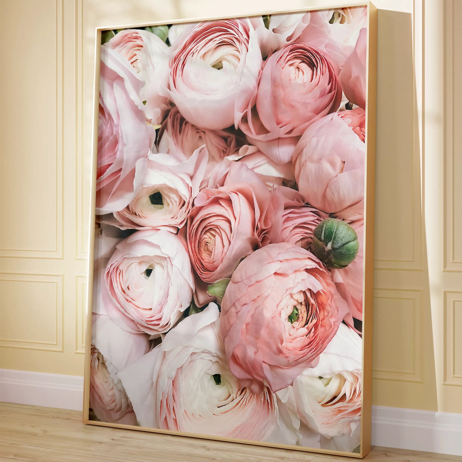 優美なピンクのラナンキュラスの花束をクローズアップで撮影したアート作品。淡いピンクから白へのグラデーションと繊細な花びらの重なりが印象的で、柔らかな光に包まれた華やかな雰囲気を演出しています。