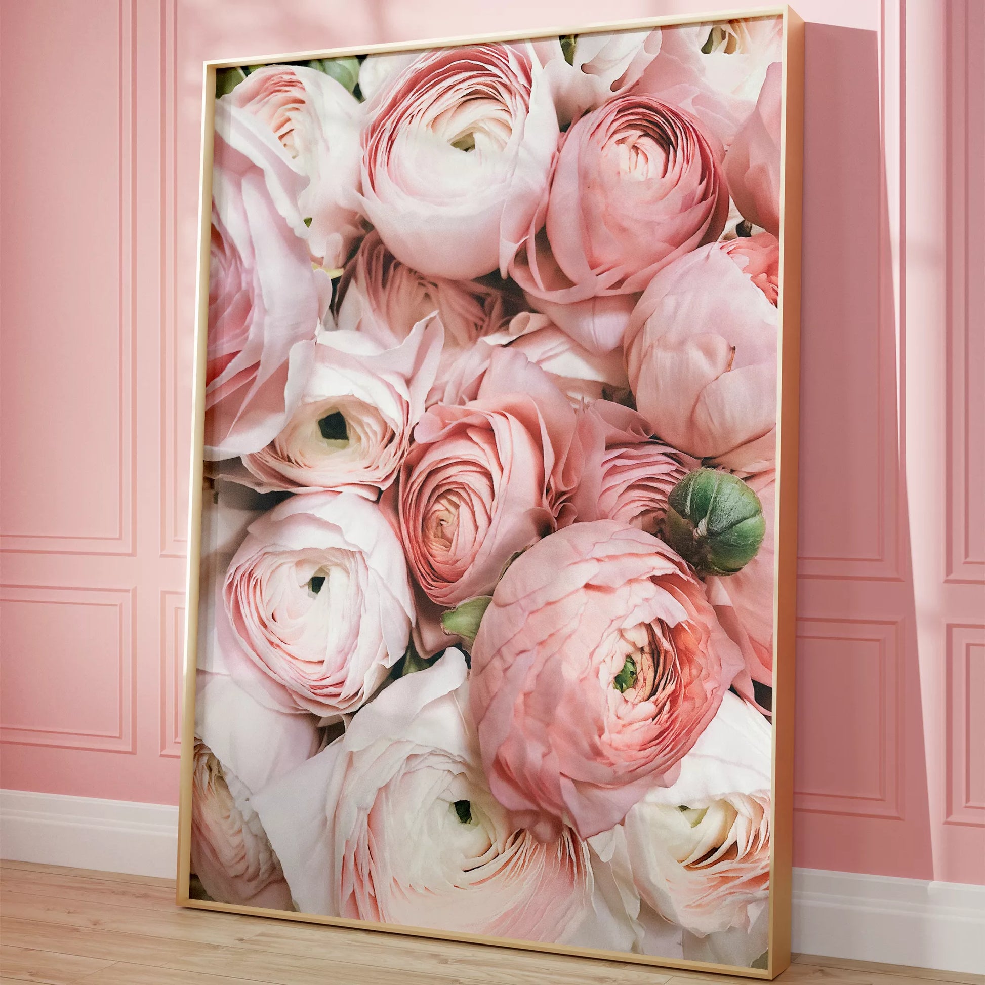 優美なピンクのラナンキュラスの花束をクローズアップで撮影したアート作品。淡いピンクから白へのグラデーションと繊細な花びらの重なりが印象的で、柔らかな光に包まれた華やかな雰囲気を演出しています。