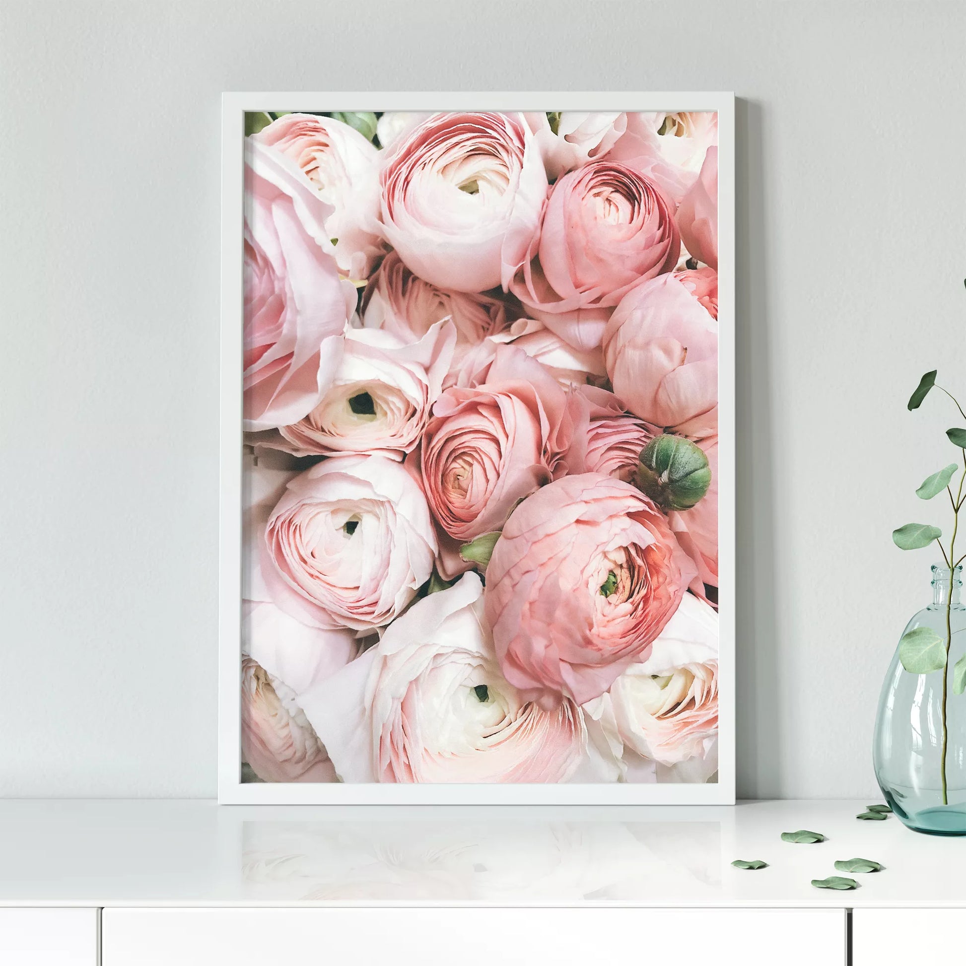 優美なピンクのラナンキュラスの花束をクローズアップで撮影したアート作品。淡いピンクから白へのグラデーションと繊細な花びらの重なりが印象的で、柔らかな光に包まれた華やかな雰囲気を演出しています。