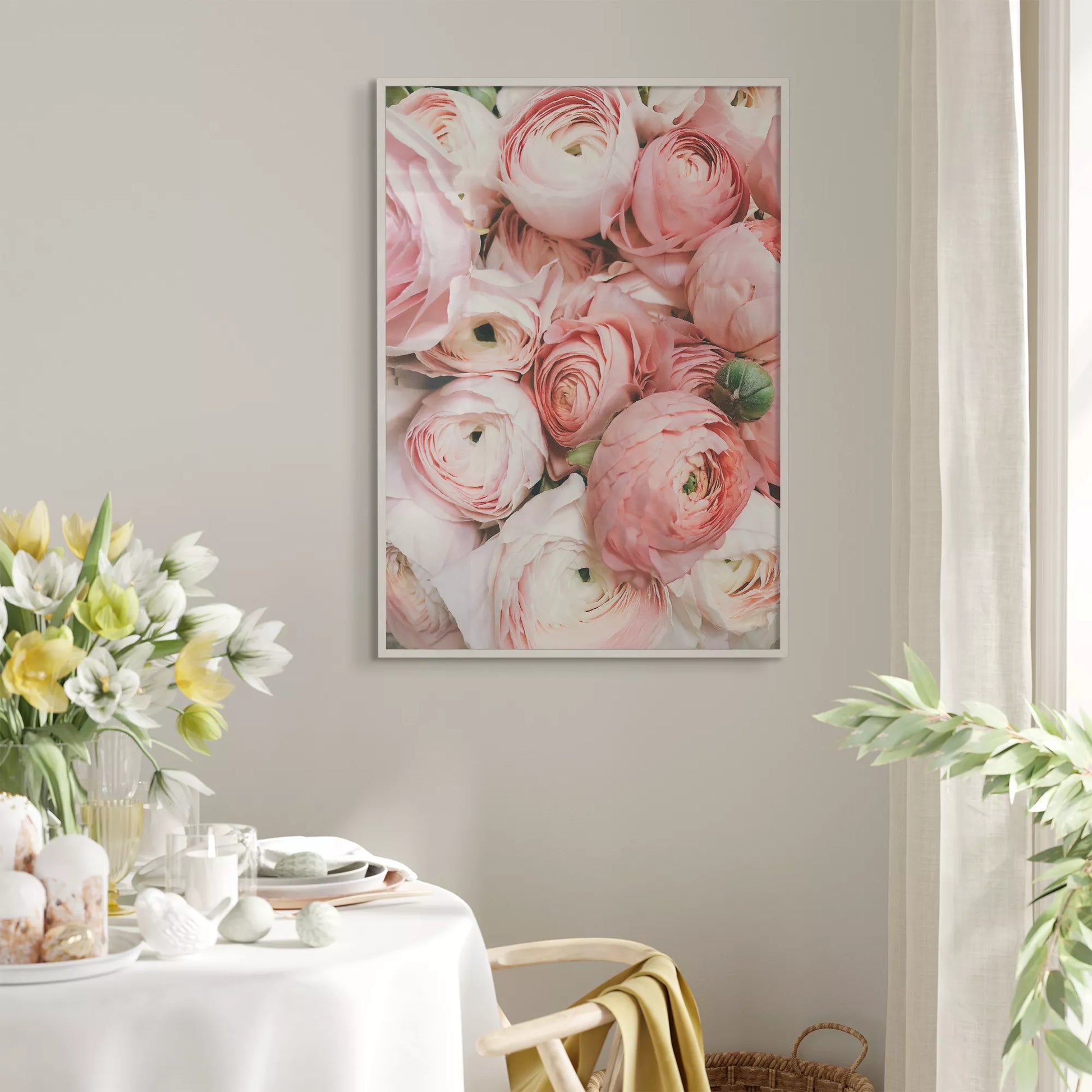 優美なピンクのラナンキュラスの花束をクローズアップで撮影したアート作品。淡いピンクから白へのグラデーションと繊細な花びらの重なりが印象的で、柔らかな光に包まれた華やかな雰囲気を演出しています。