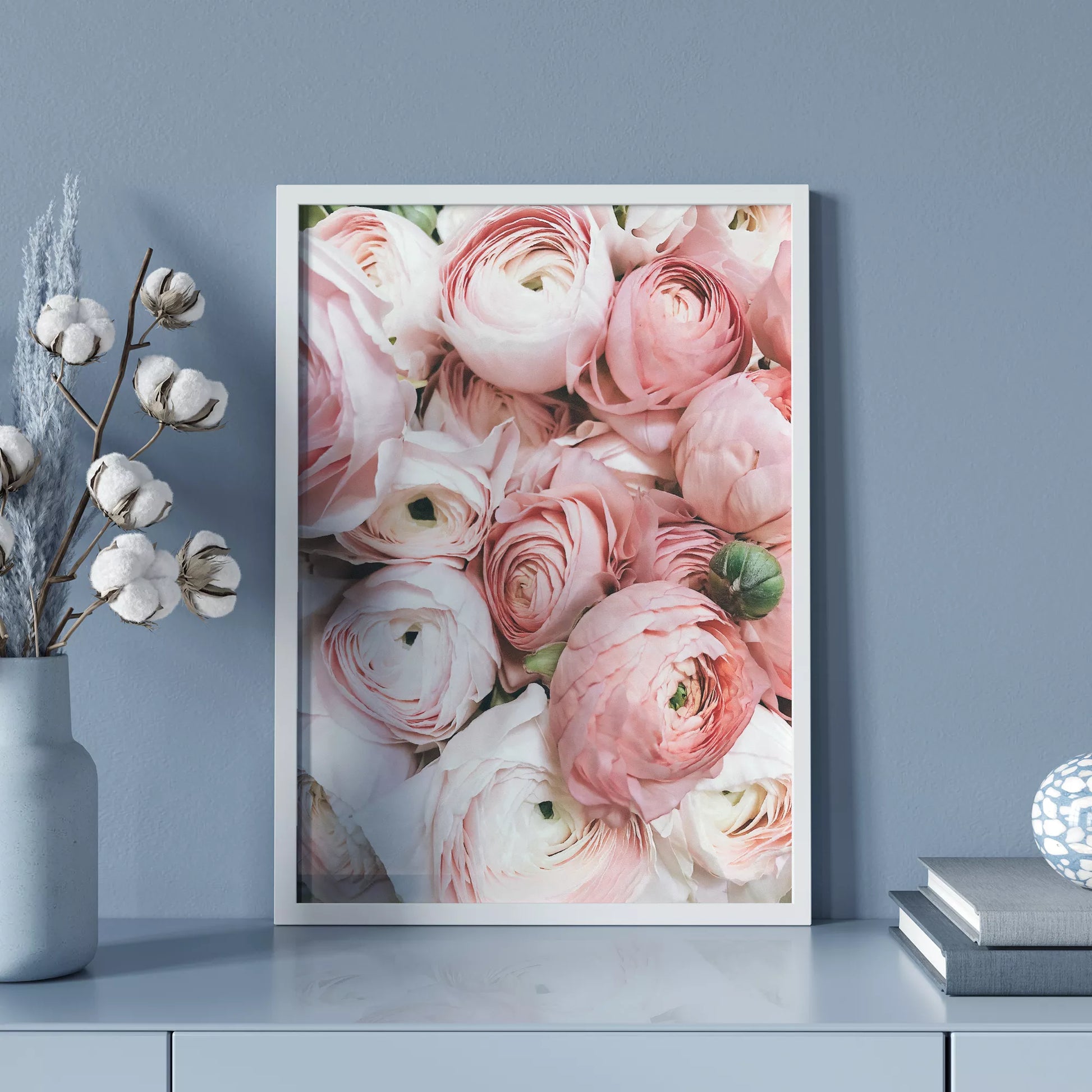 優美なピンクのラナンキュラスの花束をクローズアップで撮影したアート作品。淡いピンクから白へのグラデーションと繊細な花びらの重なりが印象的で、柔らかな光に包まれた華やかな雰囲気を演出しています。