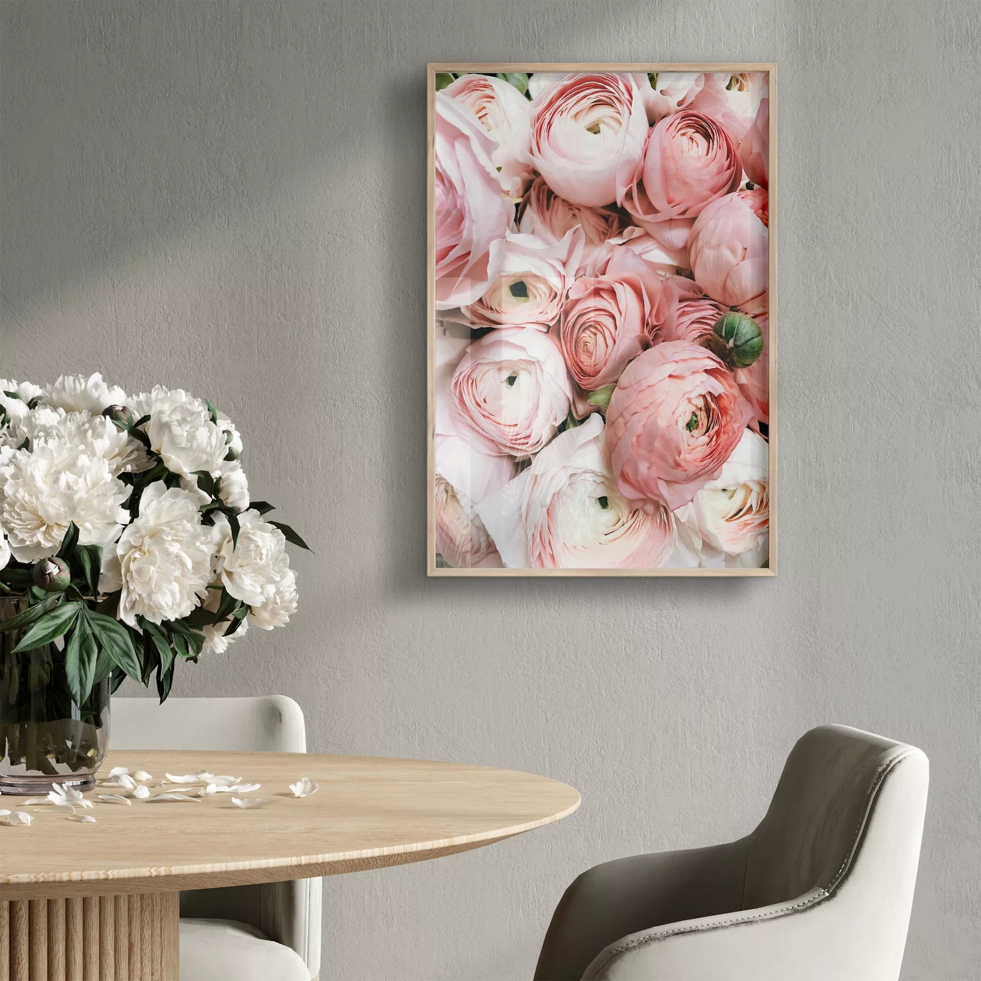 優美なピンクのラナンキュラスの花束をクローズアップで撮影したアート作品。淡いピンクから白へのグラデーションと繊細な花びらの重なりが印象的で、柔らかな光に包まれた華やかな雰囲気を演出しています。