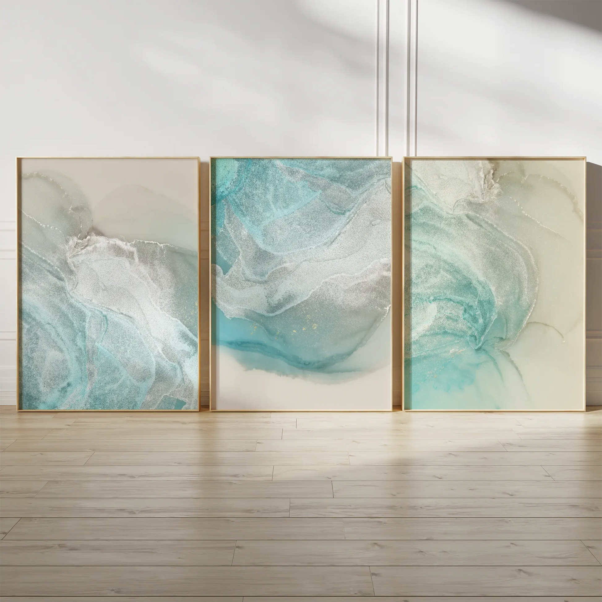 鮮やかなブルーとホワイトの抽象画が特徴のモダンな3枚セットのアートポスター、壁掛け用に最適