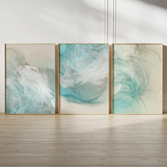 鮮やかなブルーとホワイトの抽象画が特徴のモダンな3枚セットのアートポスター、壁掛け用に最適