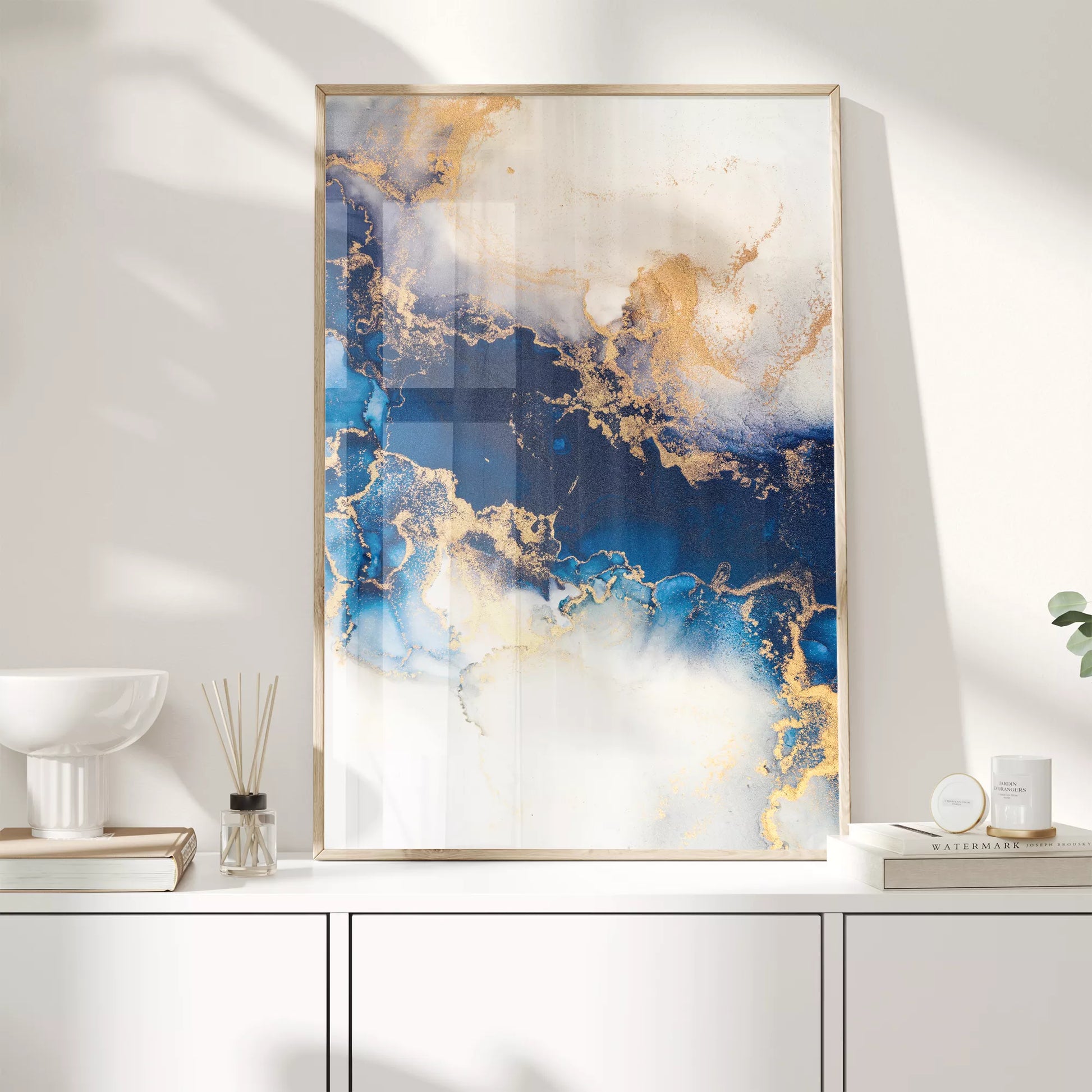 深い青と金箔が織りなす抽象的な水墨画風アートプリント