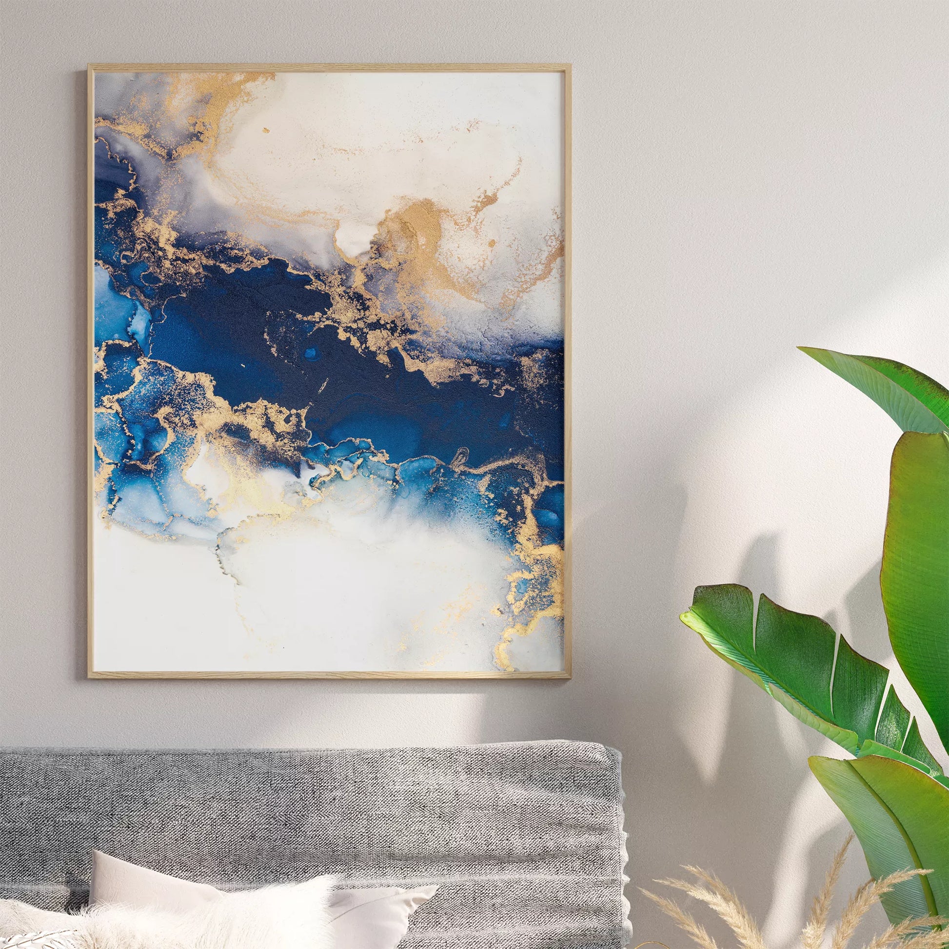 深い青と金箔が織りなす抽象的な水墨画風アートプリント
