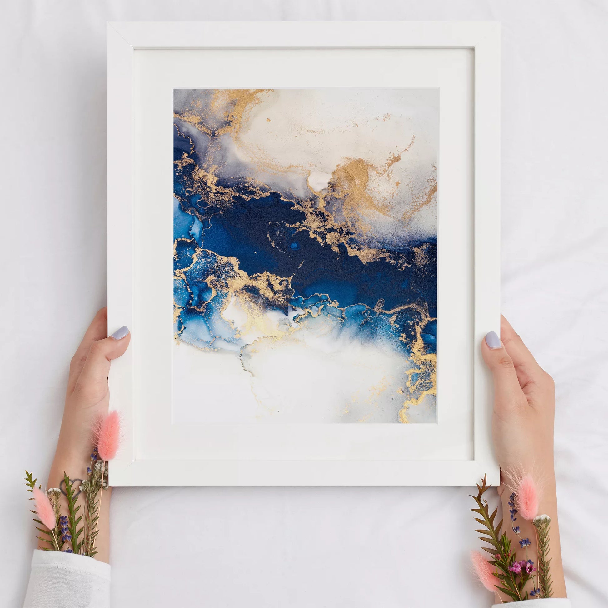 深い青と金箔が織りなす抽象的な水墨画風アートプリント