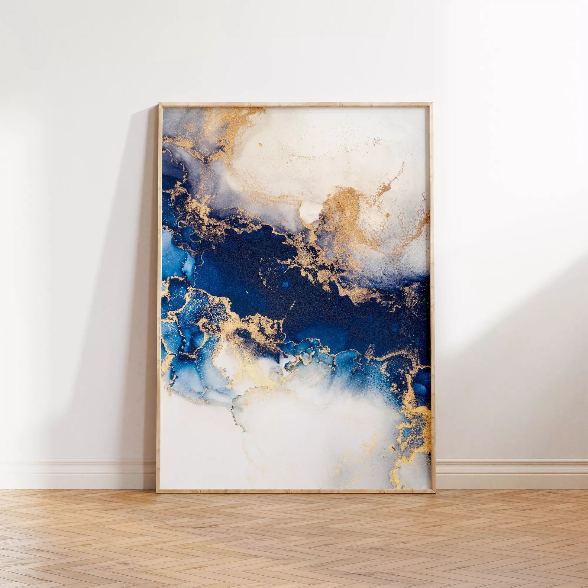 深い青と金箔が織りなす抽象的な水墨画風アートプリント