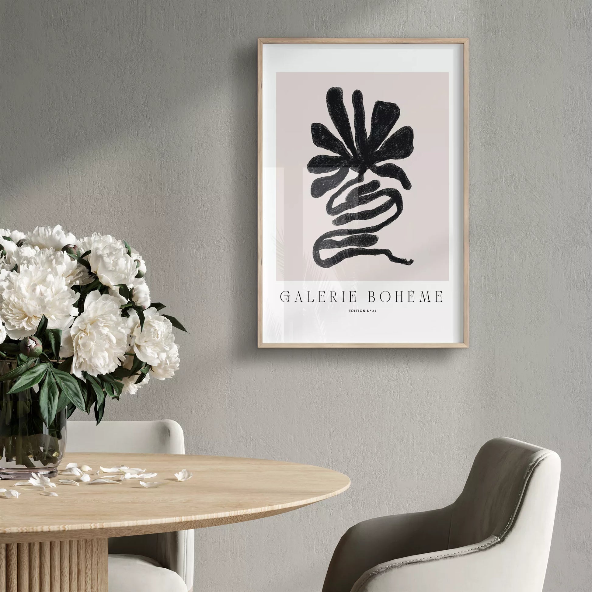 抽象的な黒い花のようなデザインのモダンなアートポスター