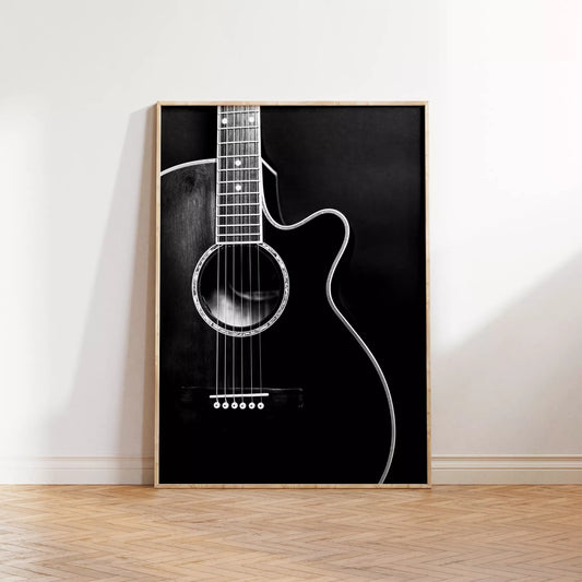 モノクロームで撮影されたアコースティックギター、弦と音孔の繊細な詳細が映し出された芸術的な写真