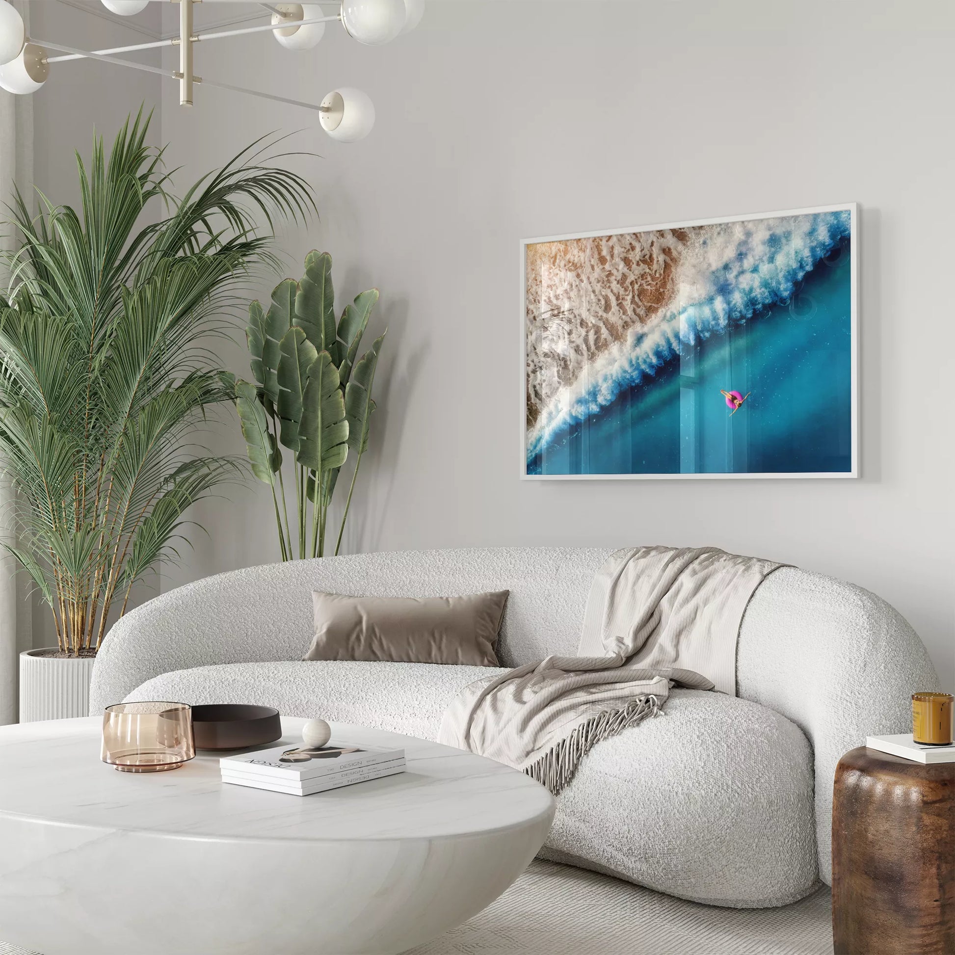 ターコイズブルーの海と波しぶき、ピンクの浮き輪のある空撮アート