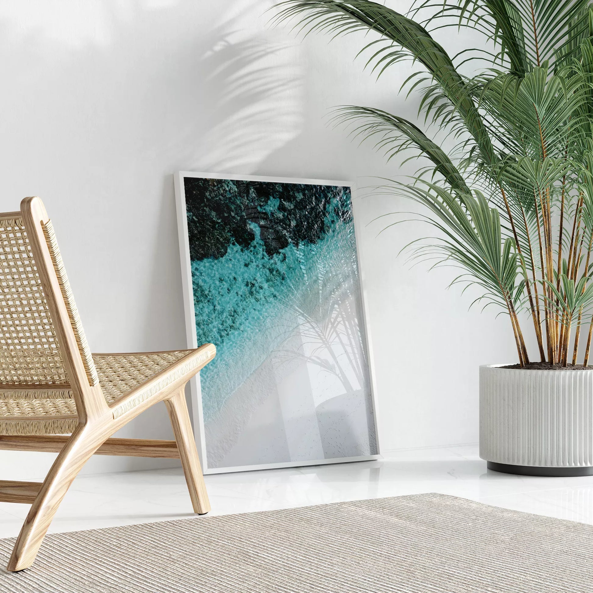 空撮で撮影された白い砂浜とターコイズブルーの海が織りなす美しいグラデーション。深い青から透明な水へと変化する海の色彩と、真っ白な砂浜のコントラストが印象的なアート写真。