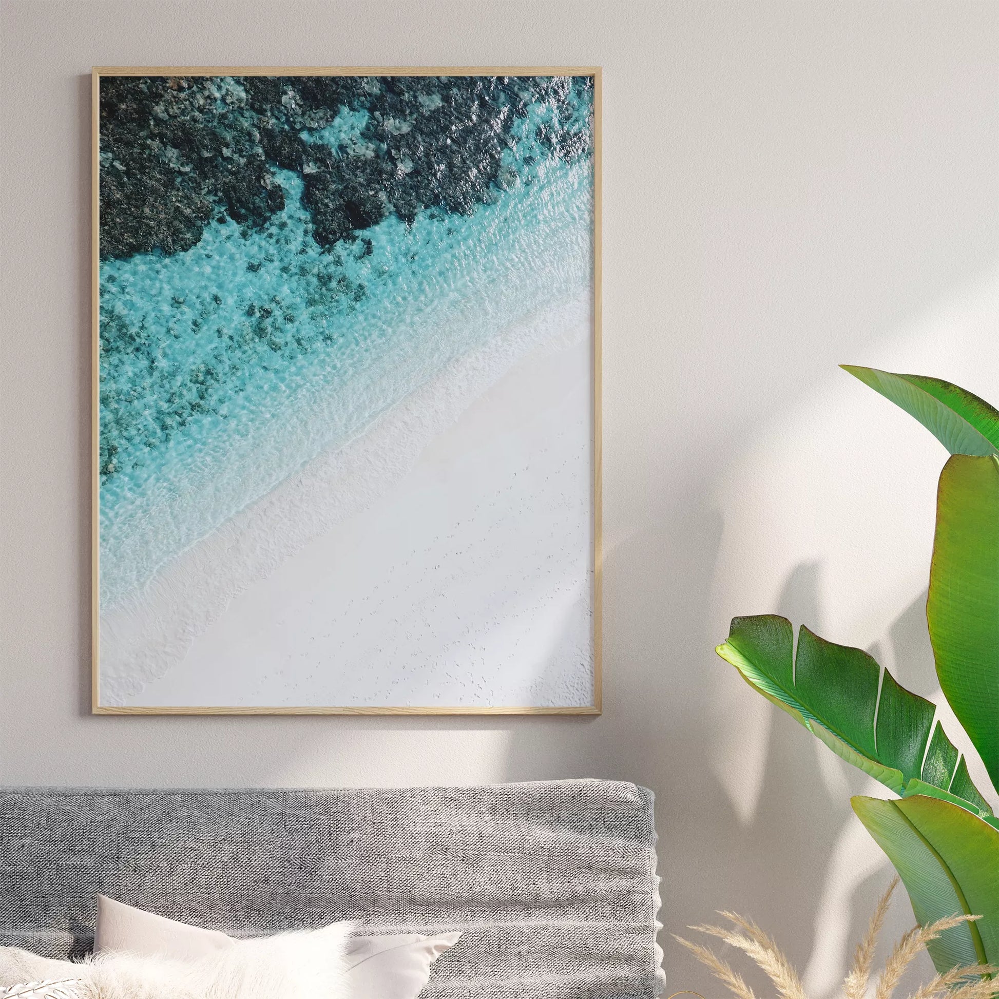 空撮で撮影された白い砂浜とターコイズブルーの海が織りなす美しいグラデーション。深い青から透明な水へと変化する海の色彩と、真っ白な砂浜のコントラストが印象的なアート写真。