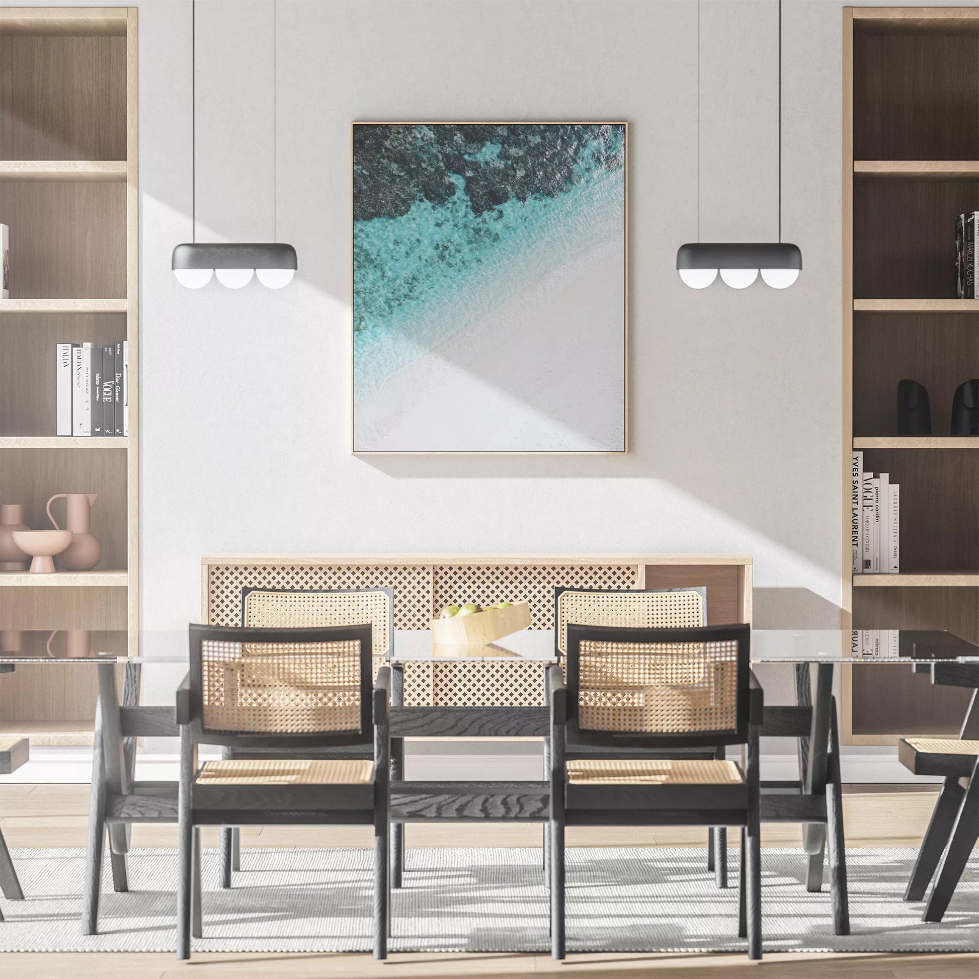 空撮で撮影された白い砂浜とターコイズブルーの海が織りなす美しいグラデーション。深い青から透明な水へと変化する海の色彩と、真っ白な砂浜のコントラストが印象的なアート写真。