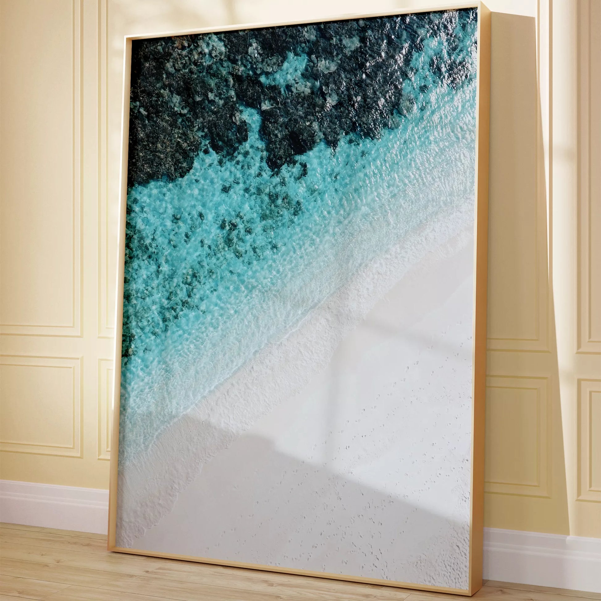 空撮で撮影された白い砂浜とターコイズブルーの海が織りなす美しいグラデーション。深い青から透明な水へと変化する海の色彩と、真っ白な砂浜のコントラストが印象的なアート写真。