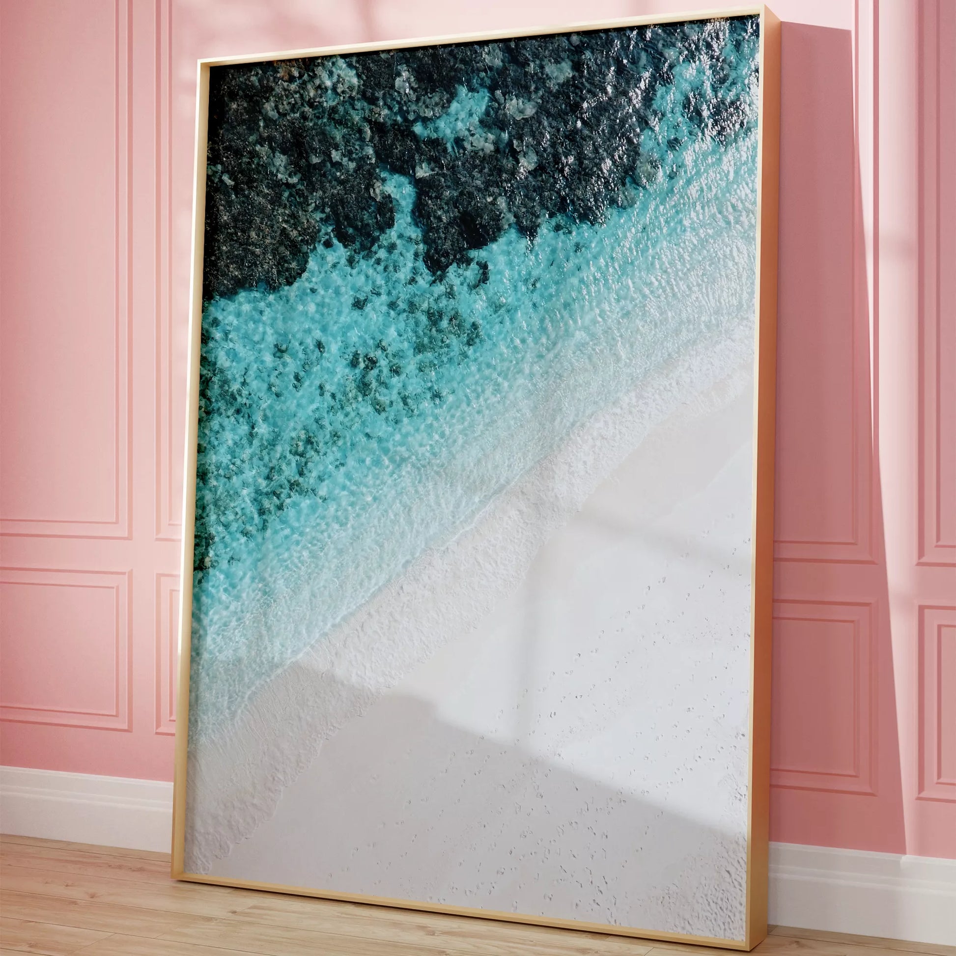 空撮で撮影された白い砂浜とターコイズブルーの海が織りなす美しいグラデーション。深い青から透明な水へと変化する海の色彩と、真っ白な砂浜のコントラストが印象的なアート写真。