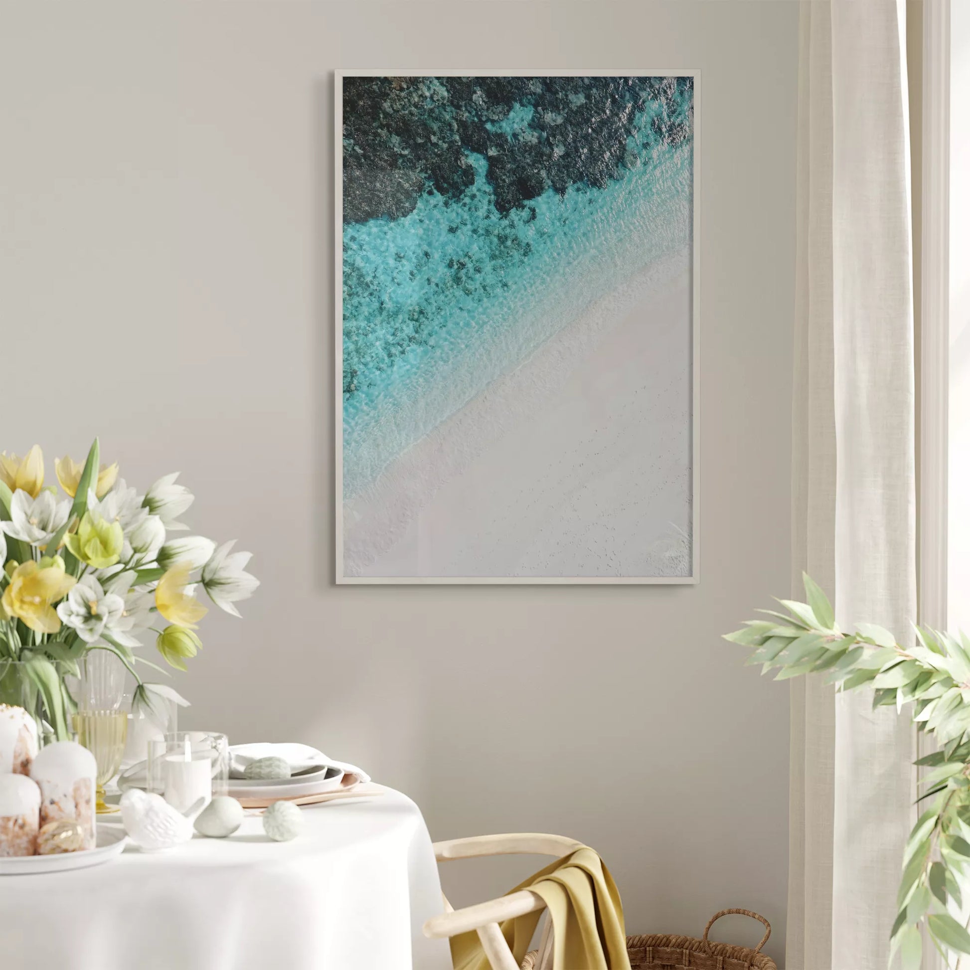 空撮で撮影された白い砂浜とターコイズブルーの海が織りなす美しいグラデーション。深い青から透明な水へと変化する海の色彩と、真っ白な砂浜のコントラストが印象的なアート写真。