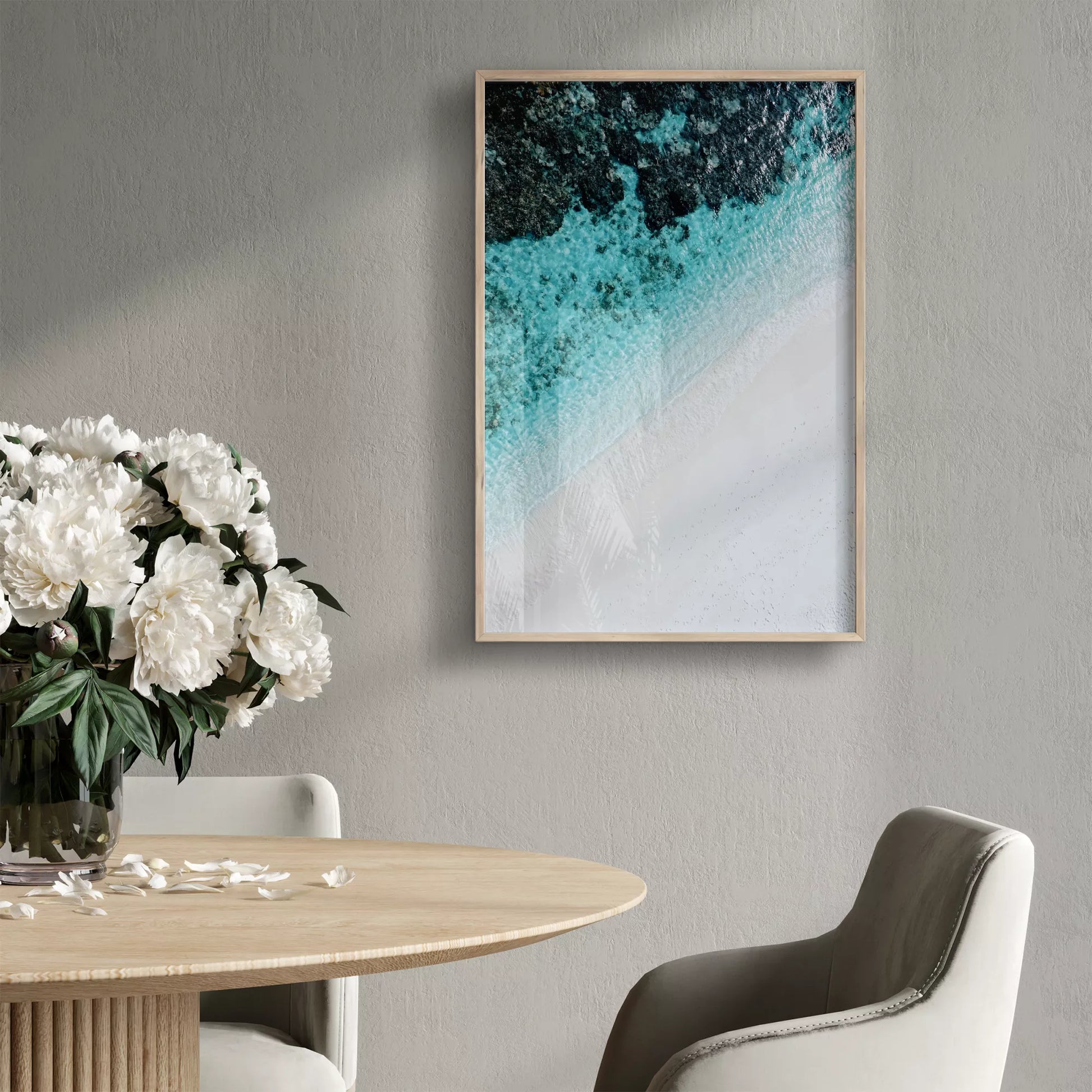 空撮で撮影された白い砂浜とターコイズブルーの海が織りなす美しいグラデーション。深い青から透明な水へと変化する海の色彩と、真っ白な砂浜のコントラストが印象的なアート写真。