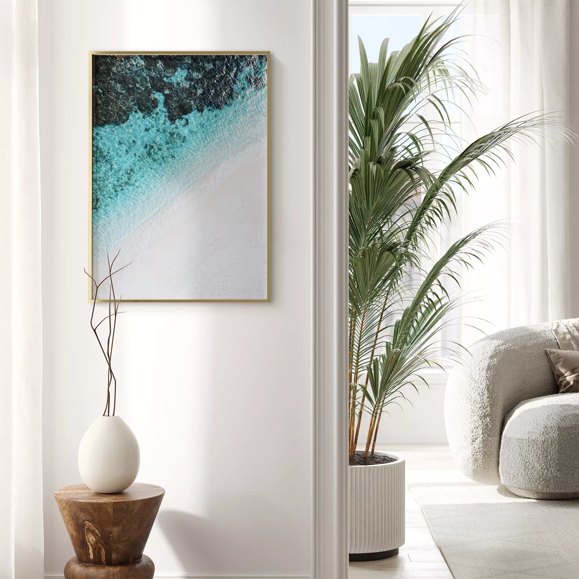 空撮で撮影された白い砂浜とターコイズブルーの海が織りなす美しいグラデーション。深い青から透明な水へと変化する海の色彩と、真っ白な砂浜のコントラストが印象的なアート写真。