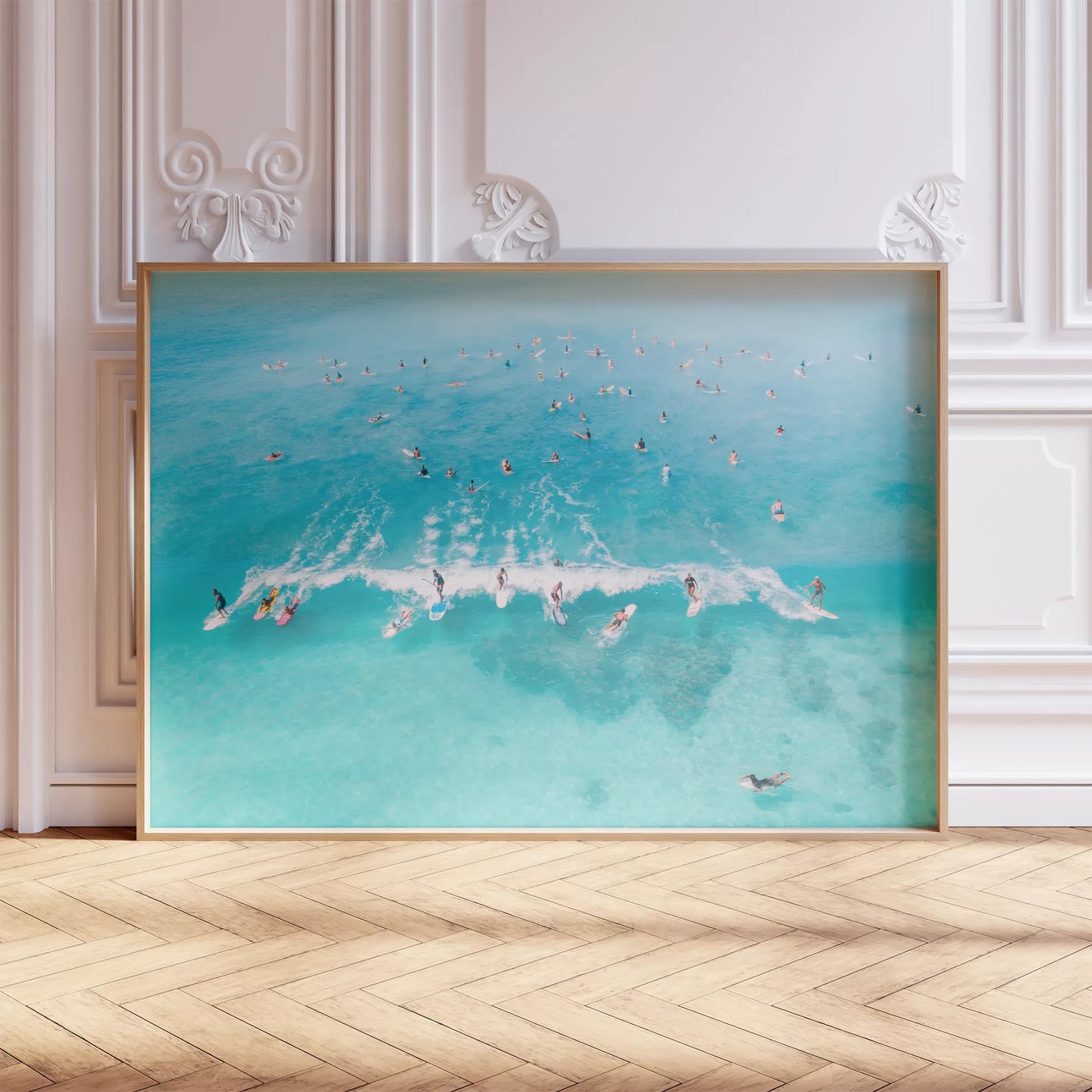 エメラルドブルーの海でサーフィンを楽しむ人々を捉えた空撮アート