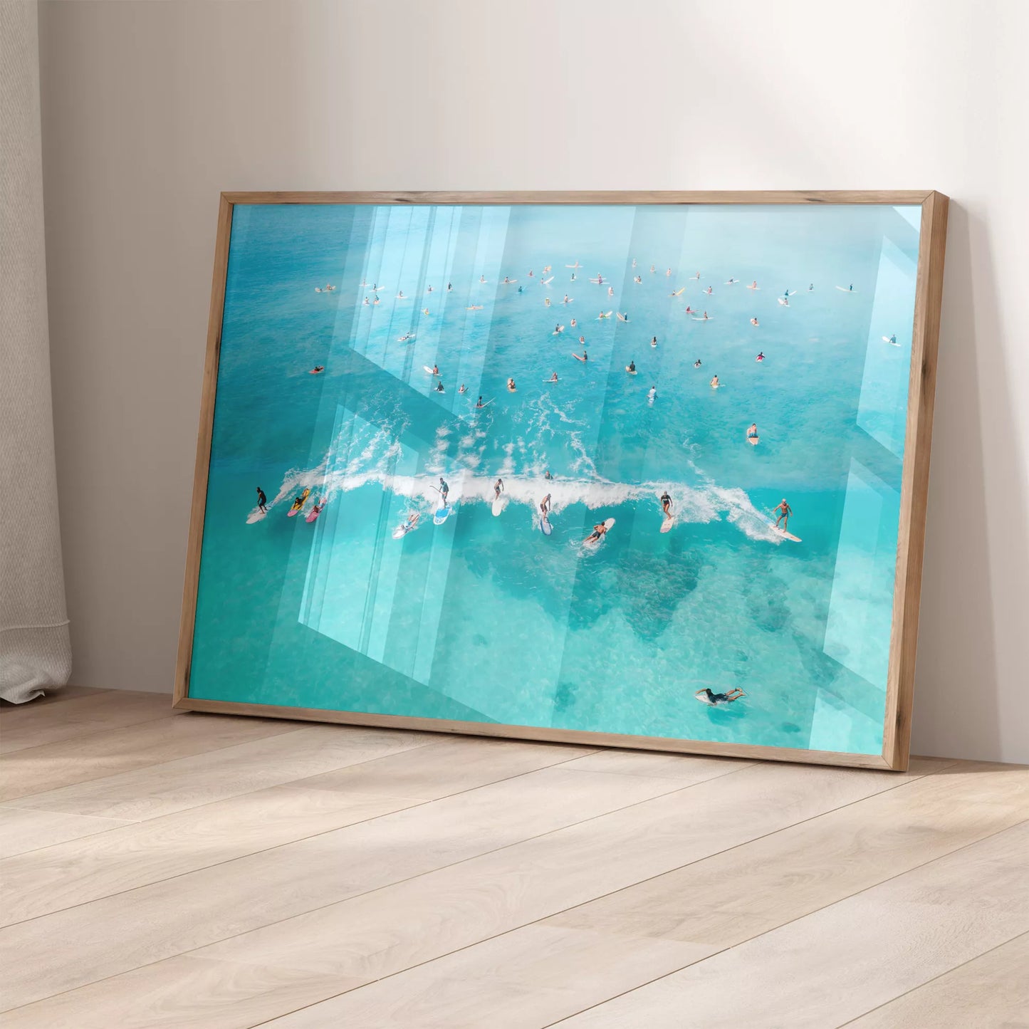 エメラルドブルーの海でサーフィンを楽しむ人々を捉えた空撮アート