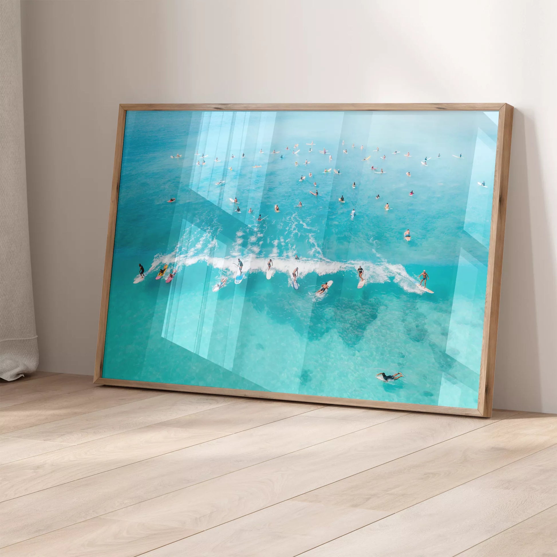 エメラルドブルーの海でサーフィンを楽しむ人々を捉えた空撮アート