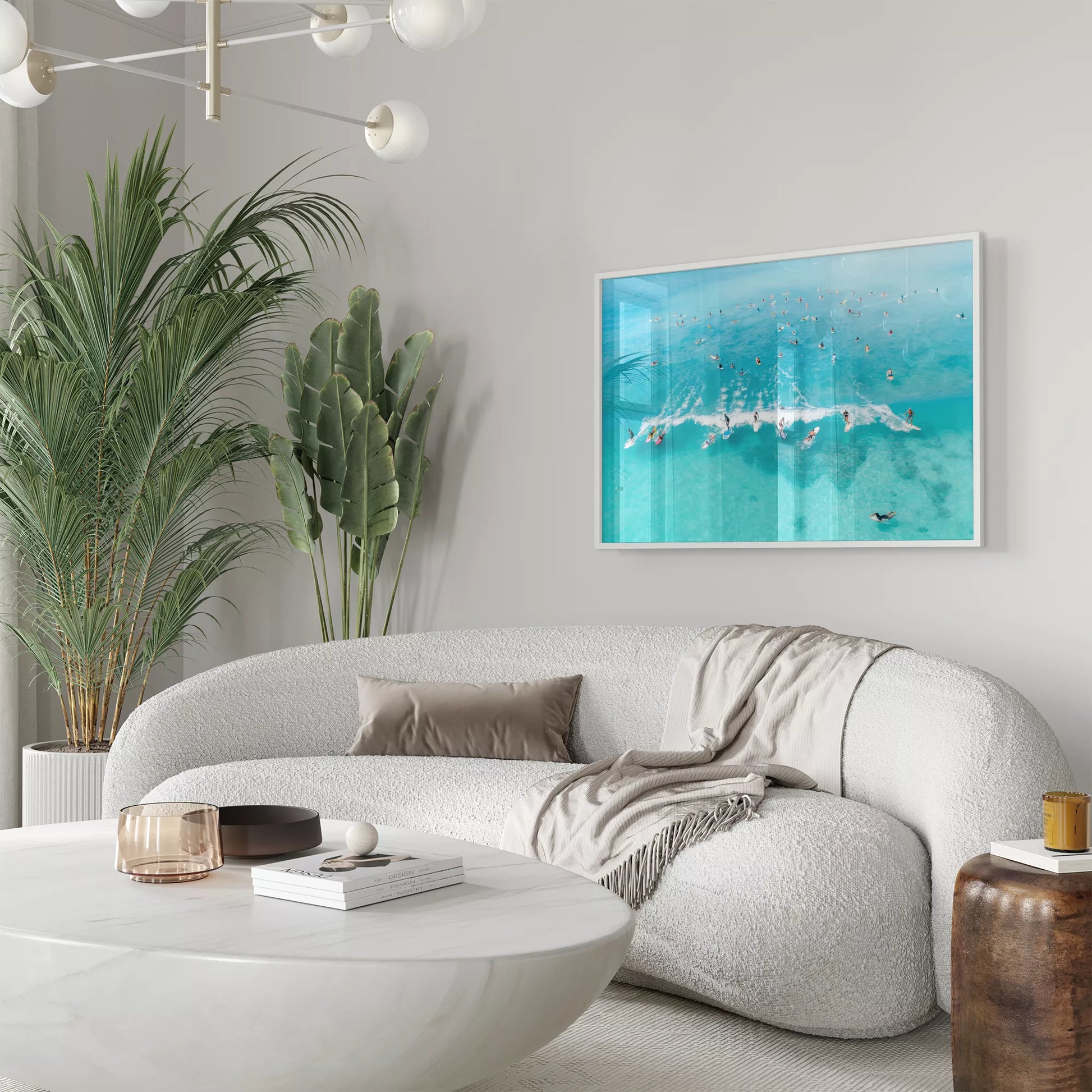 エメラルドブルーの海でサーフィンを楽しむ人々を捉えた空撮アート