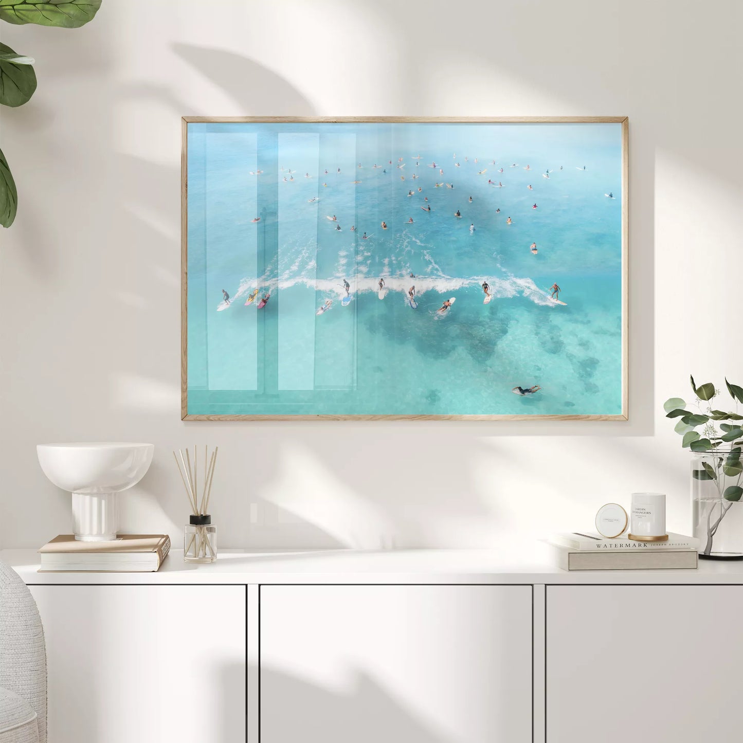 エメラルドブルーの海でサーフィンを楽しむ人々を捉えた空撮アート