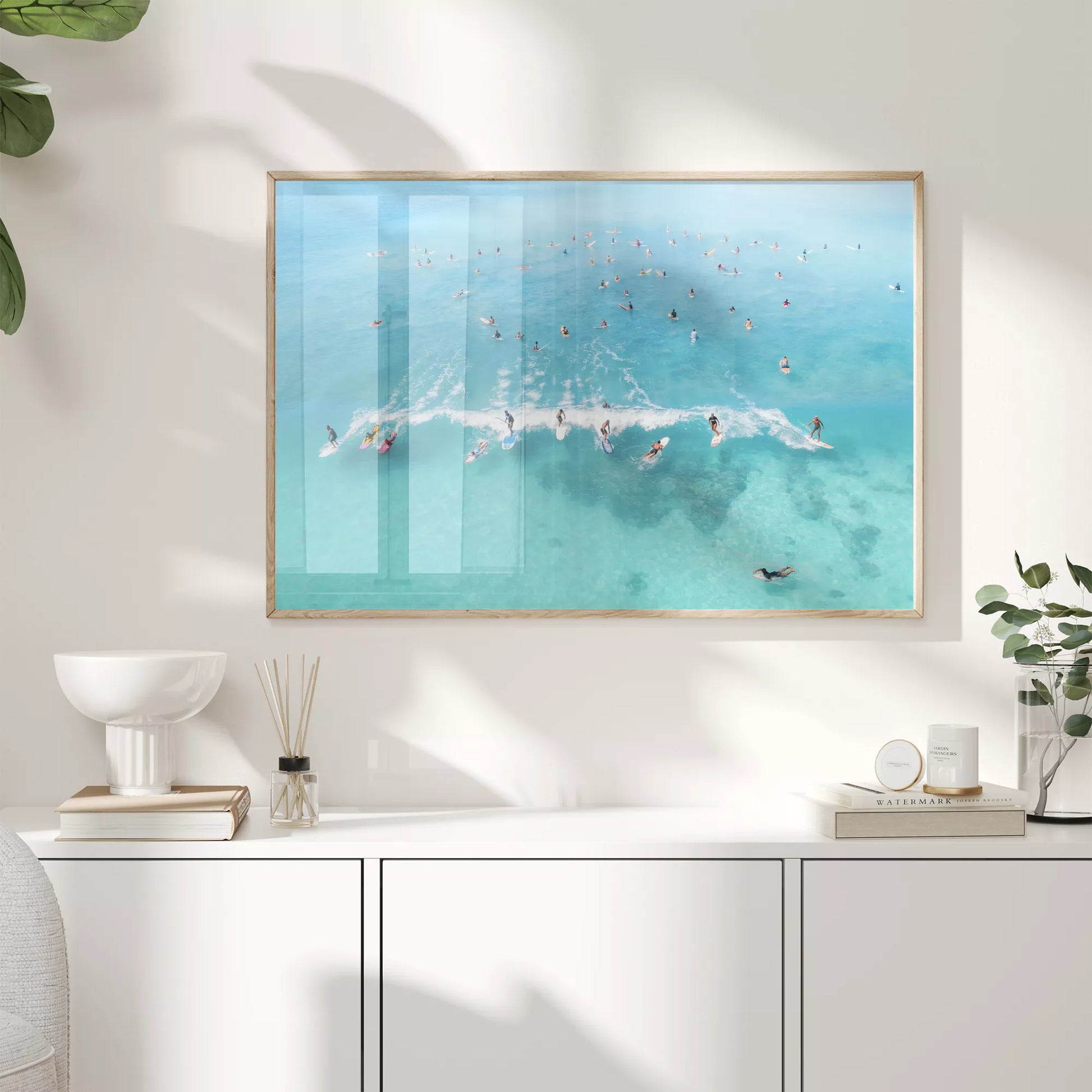 エメラルドブルーの海でサーフィンを楽しむ人々を捉えた空撮アート