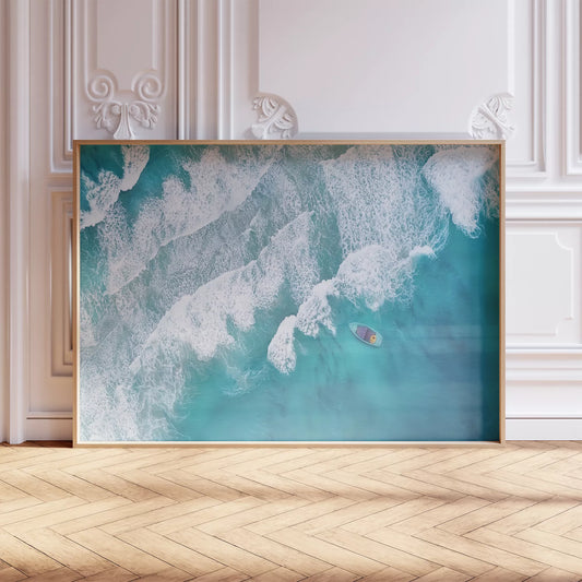 エメラルドブルーの海と白波、静かに浮かぶ小舟の空撮アート