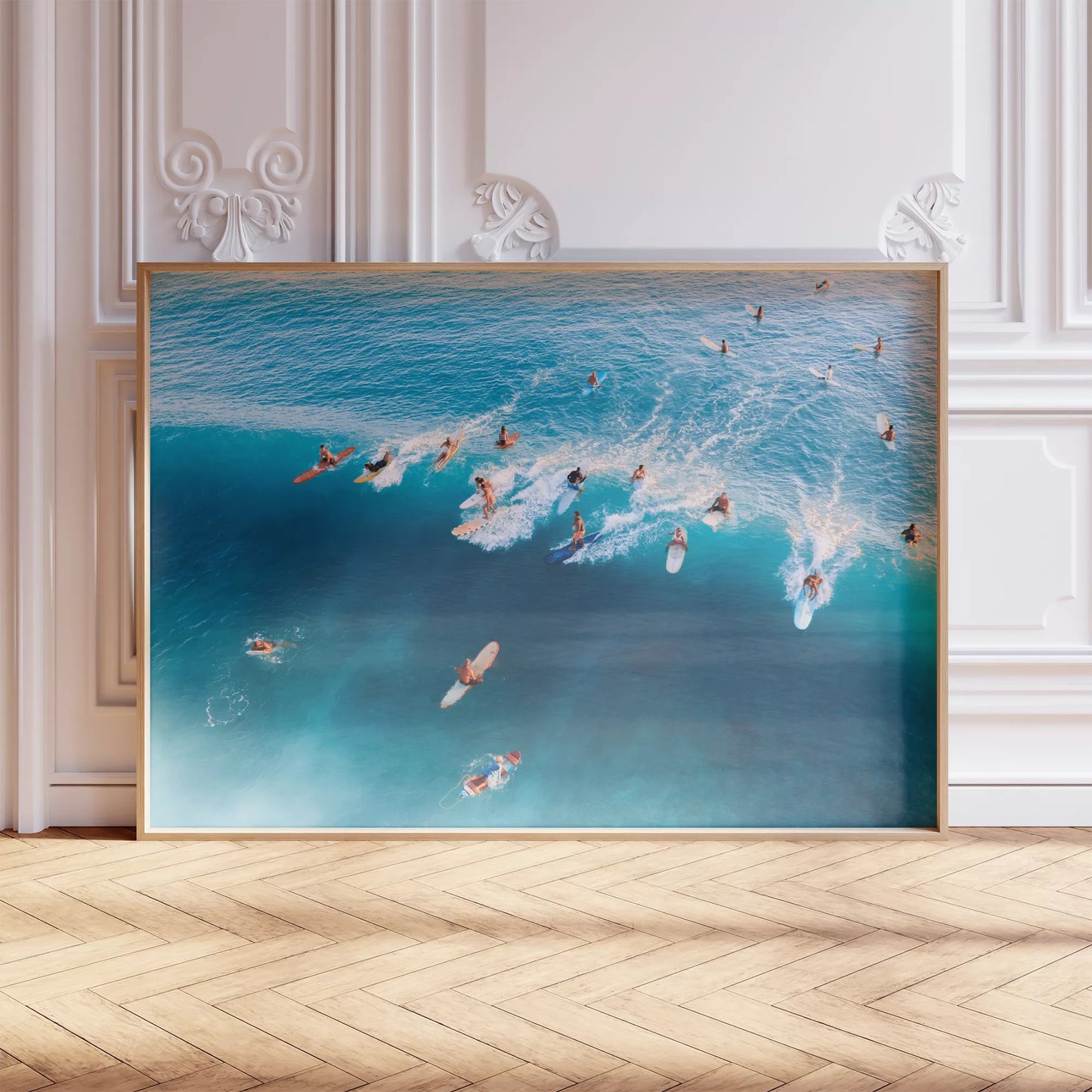 青い海でサーフィンを楽しむサーファーたちの空撮写真