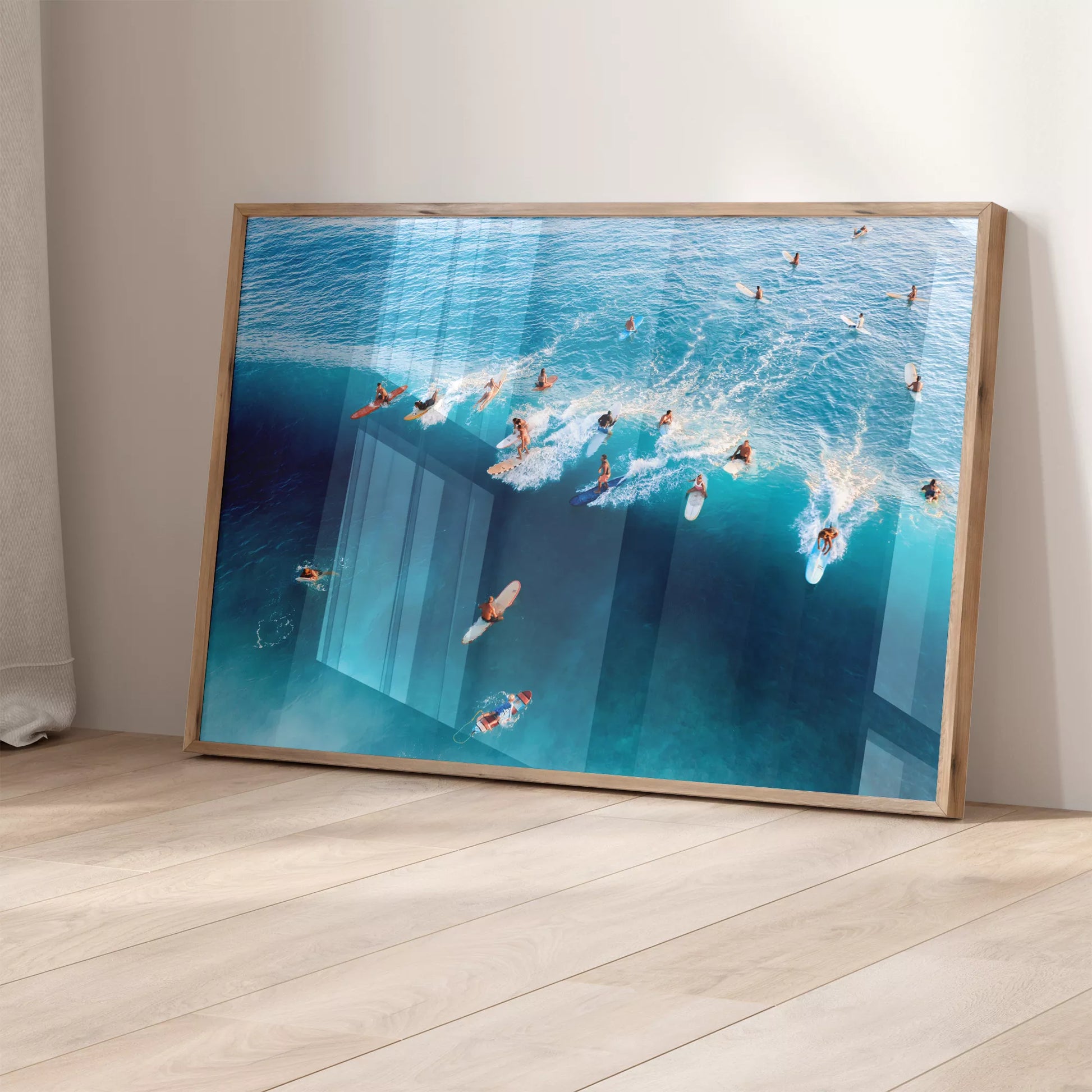 青い海でサーフィンを楽しむサーファーたちの空撮写真