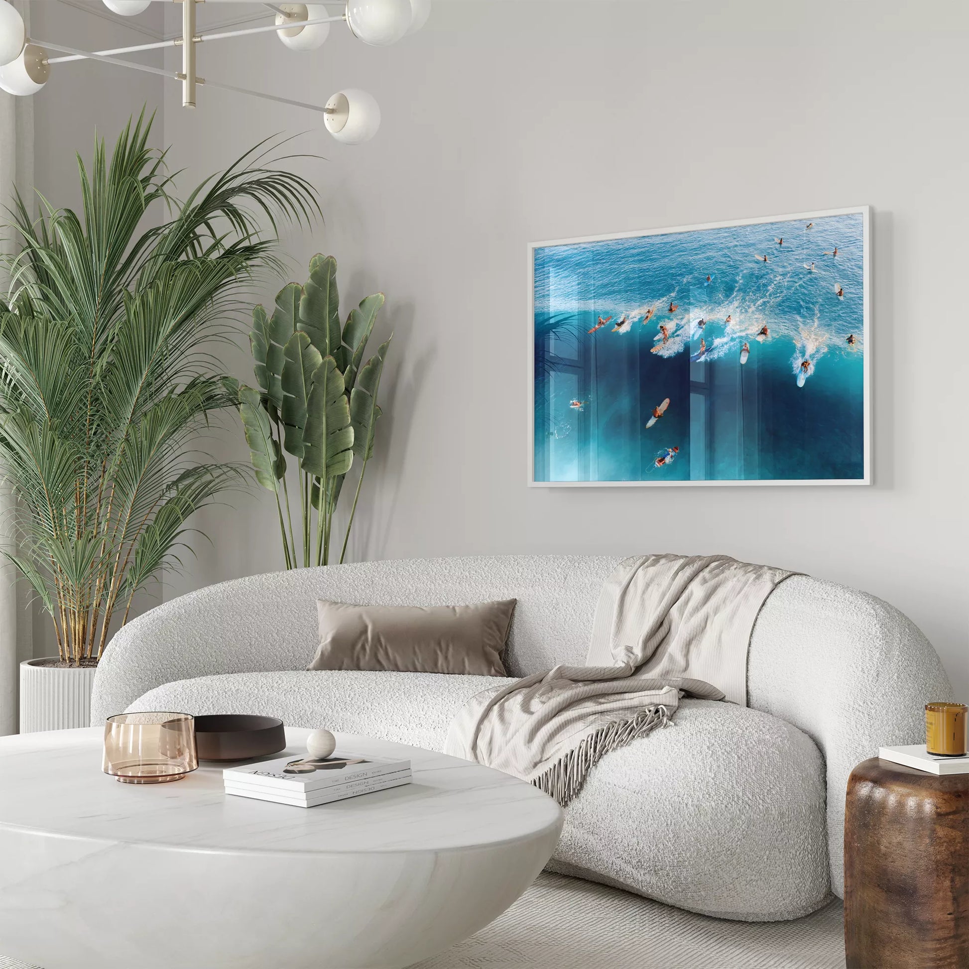 青い海でサーフィンを楽しむサーファーたちの空撮写真