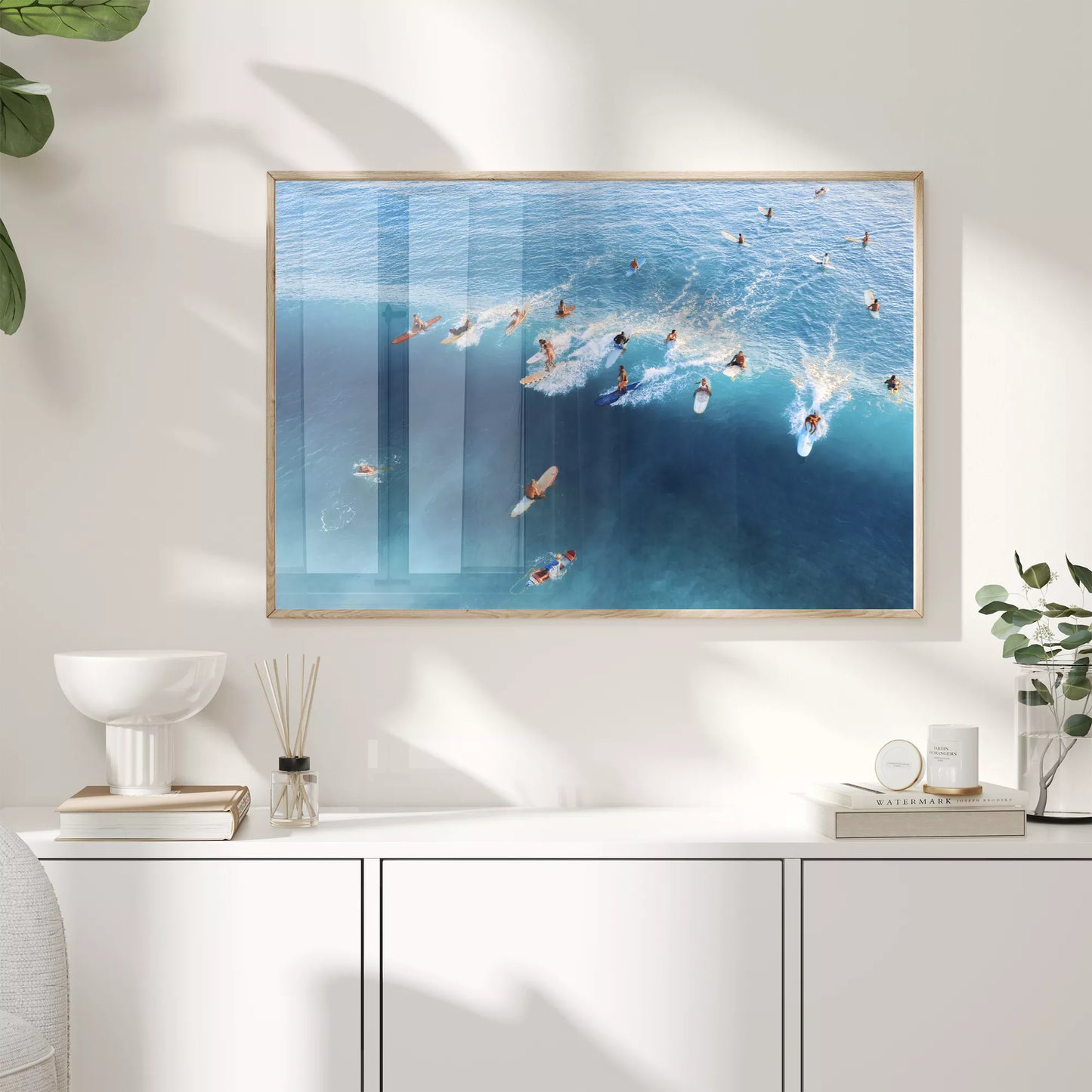 青い海でサーフィンを楽しむサーファーたちの空撮写真