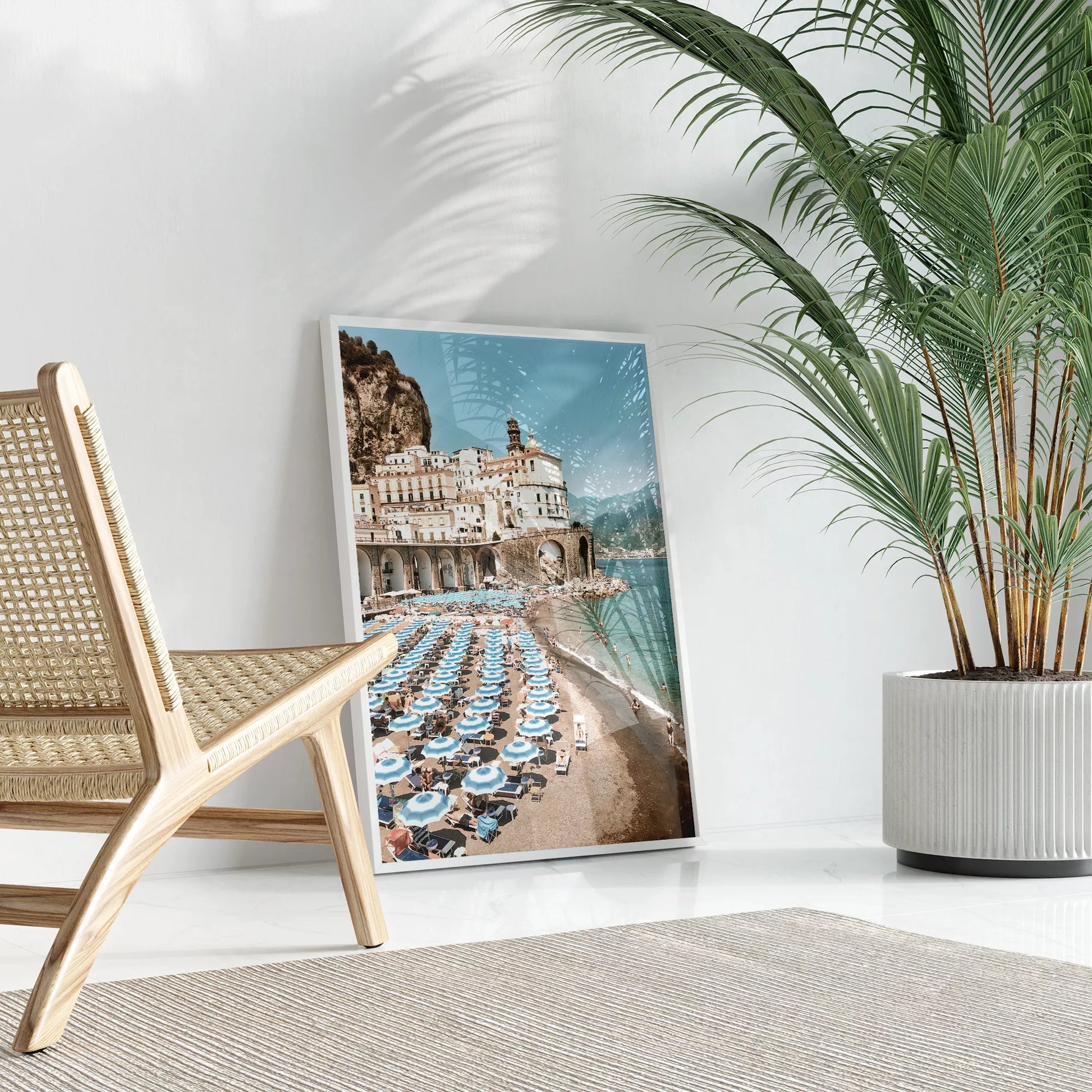 アマルフィ海岸の白壁建築と青いパラソルが並ぶビーチ風景