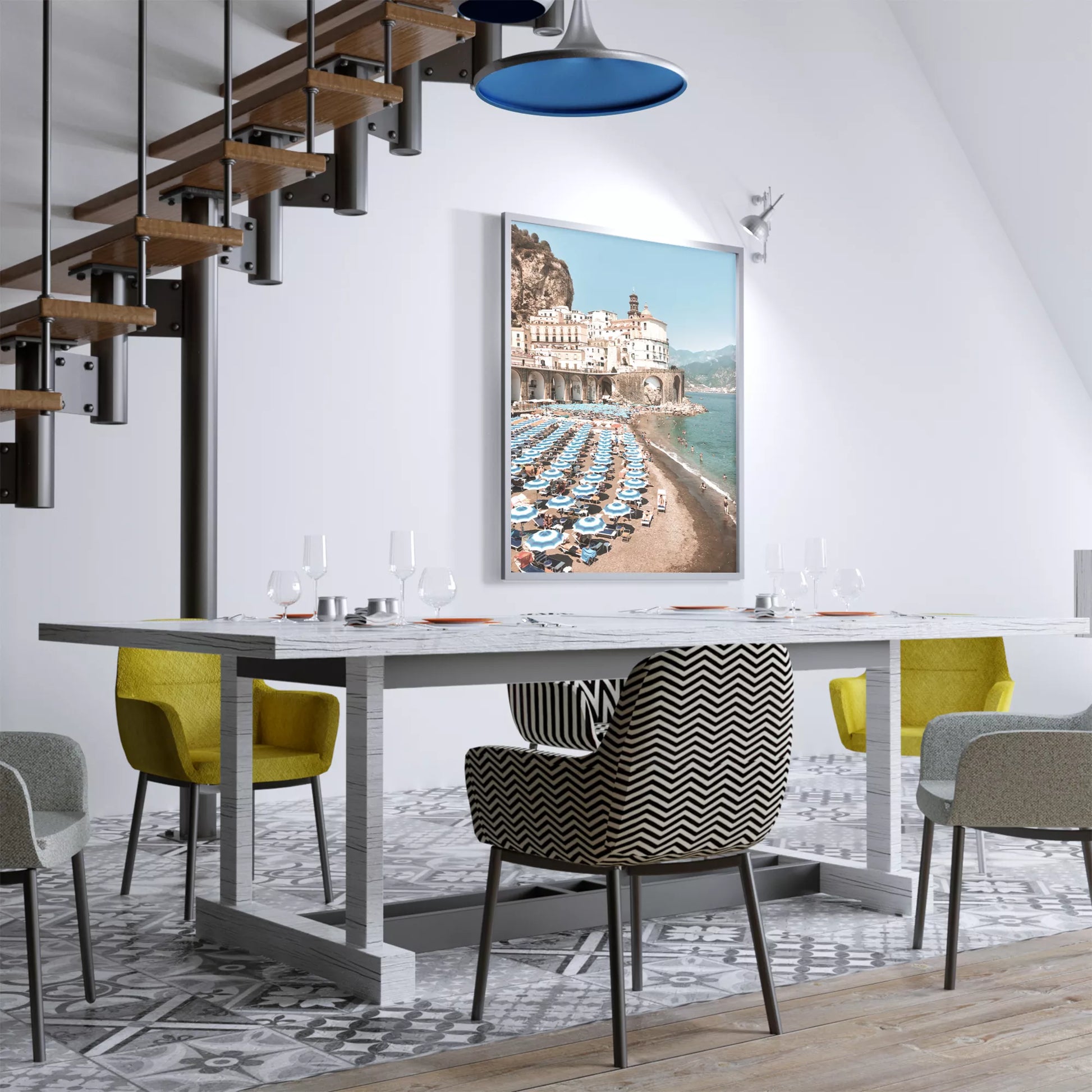 アマルフィ海岸の白壁建築と青いパラソルが並ぶビーチ風景