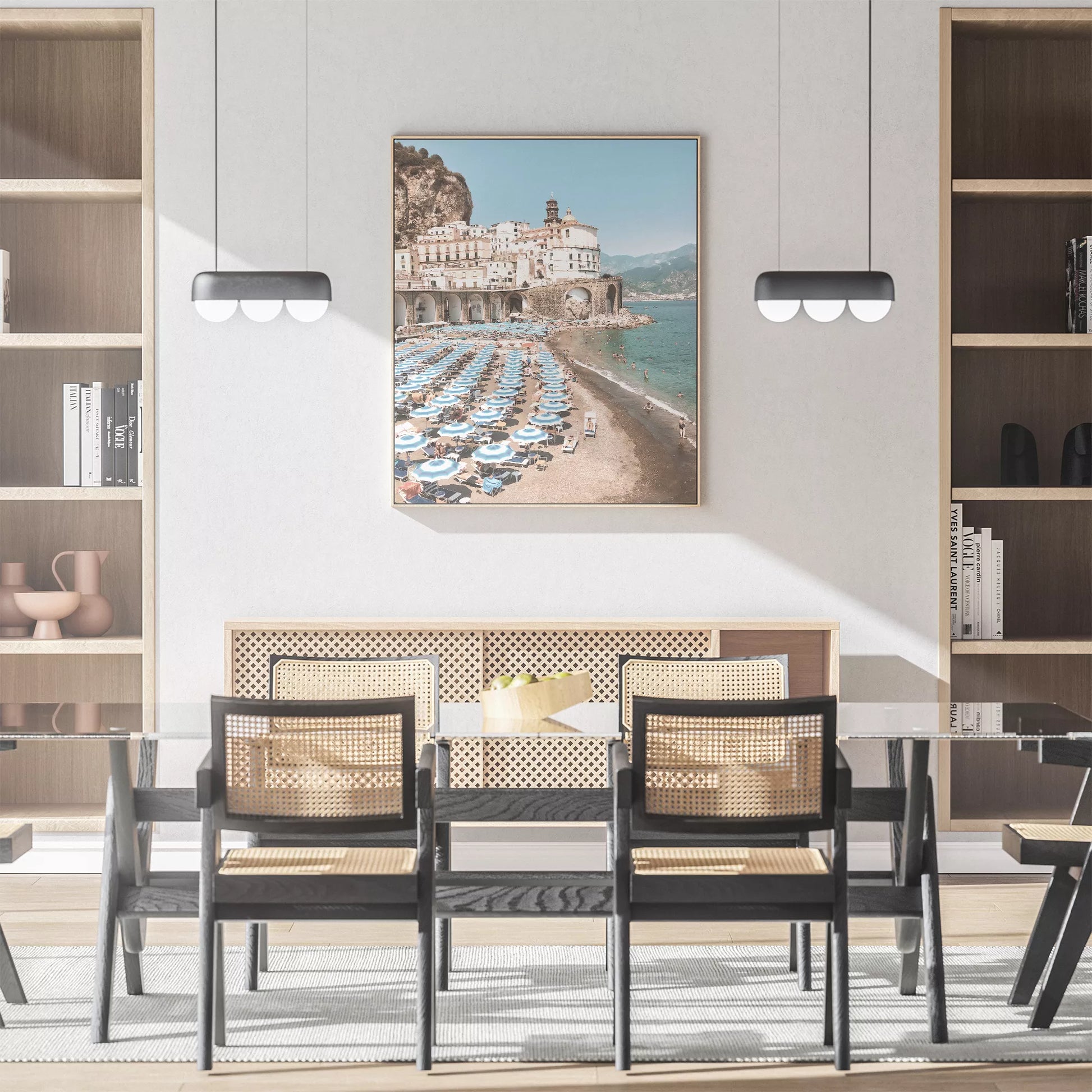 アマルフィ海岸の白壁建築と青いパラソルが並ぶビーチ風景