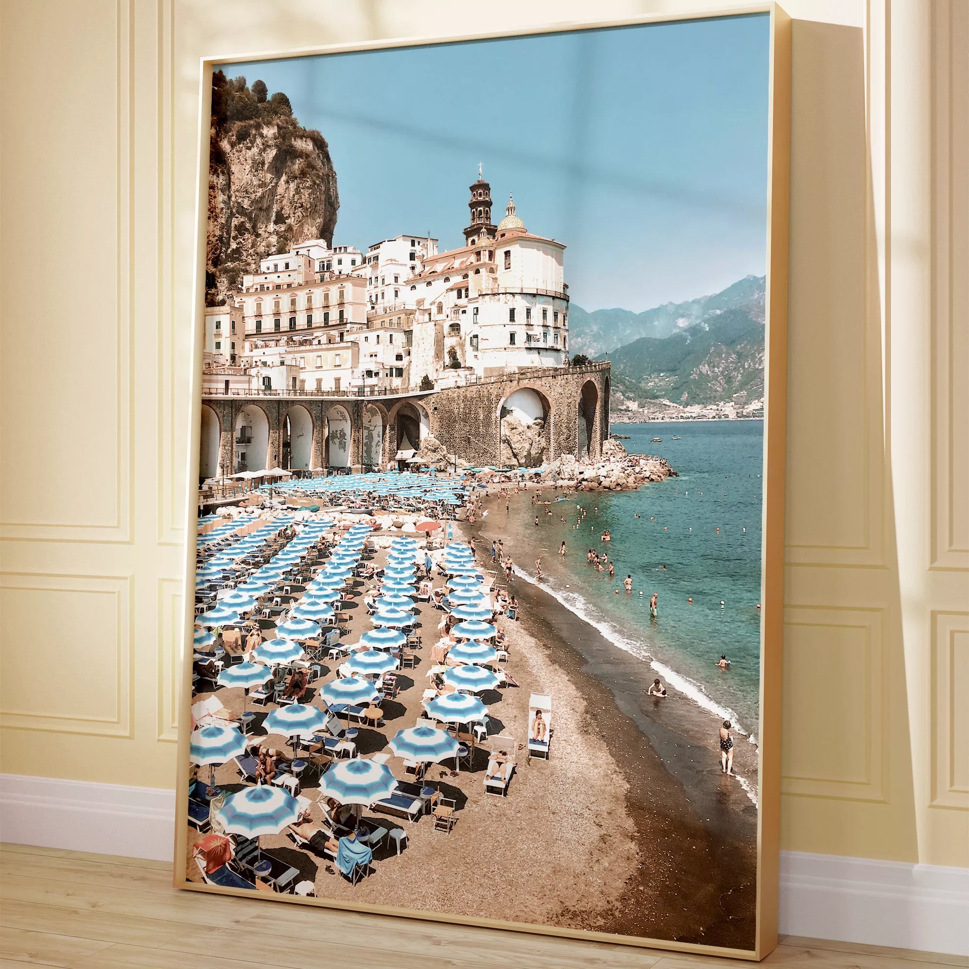 アマルフィ海岸の白壁建築と青いパラソルが並ぶビーチ風景