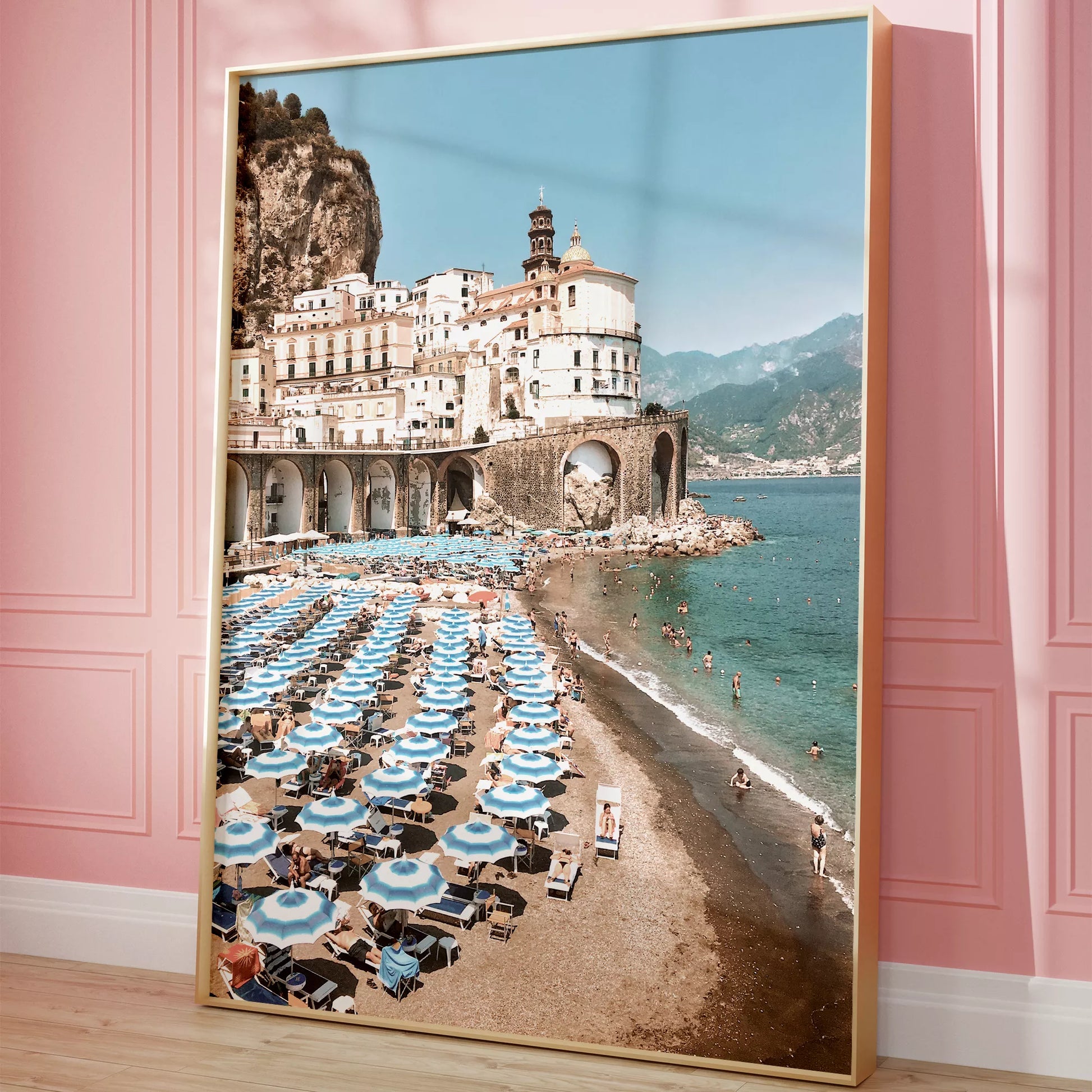 アマルフィ海岸の白壁建築と青いパラソルが並ぶビーチ風景