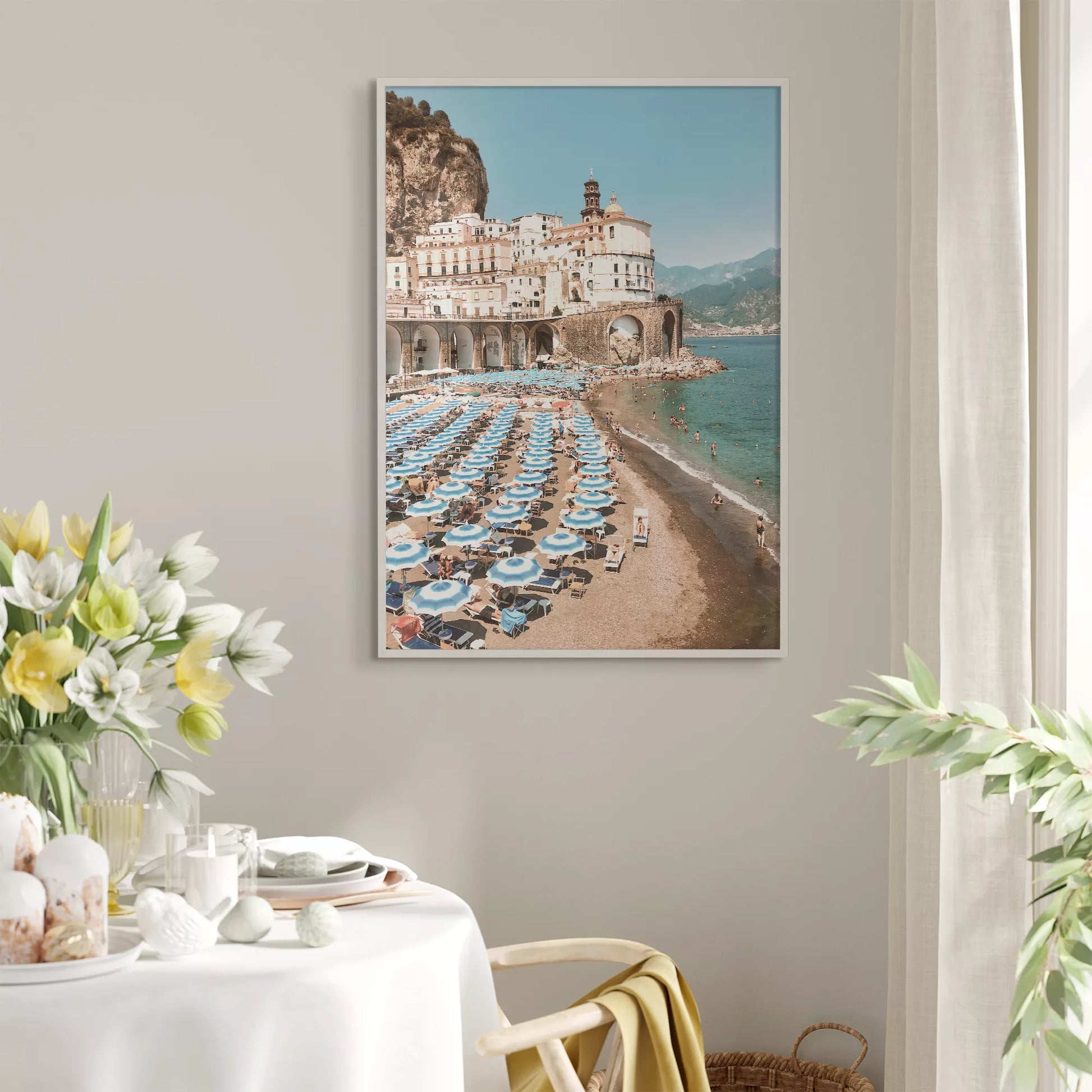 アマルフィ海岸の白壁建築と青いパラソルが並ぶビーチ風景