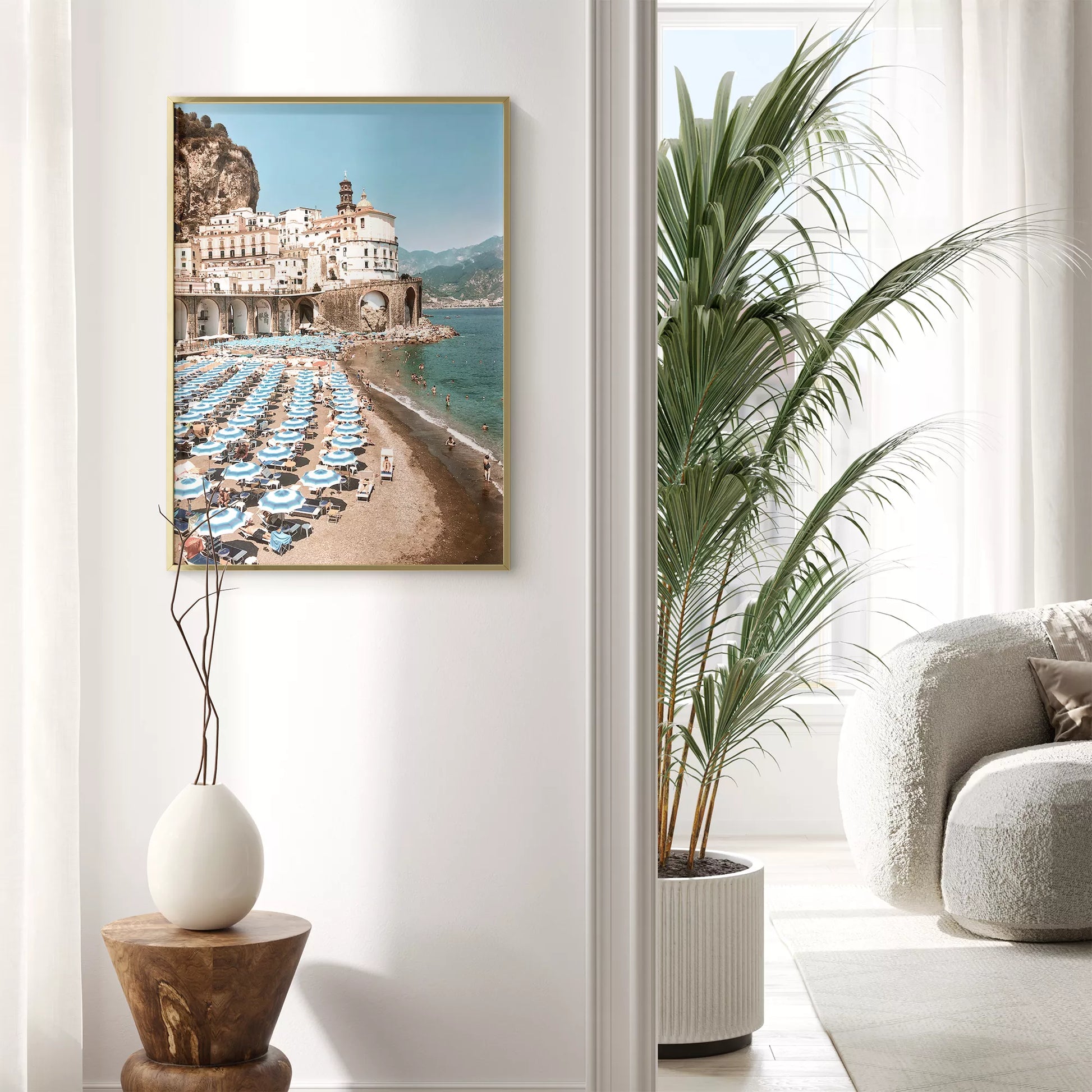 アマルフィ海岸の白壁建築と青いパラソルが並ぶビーチ風景