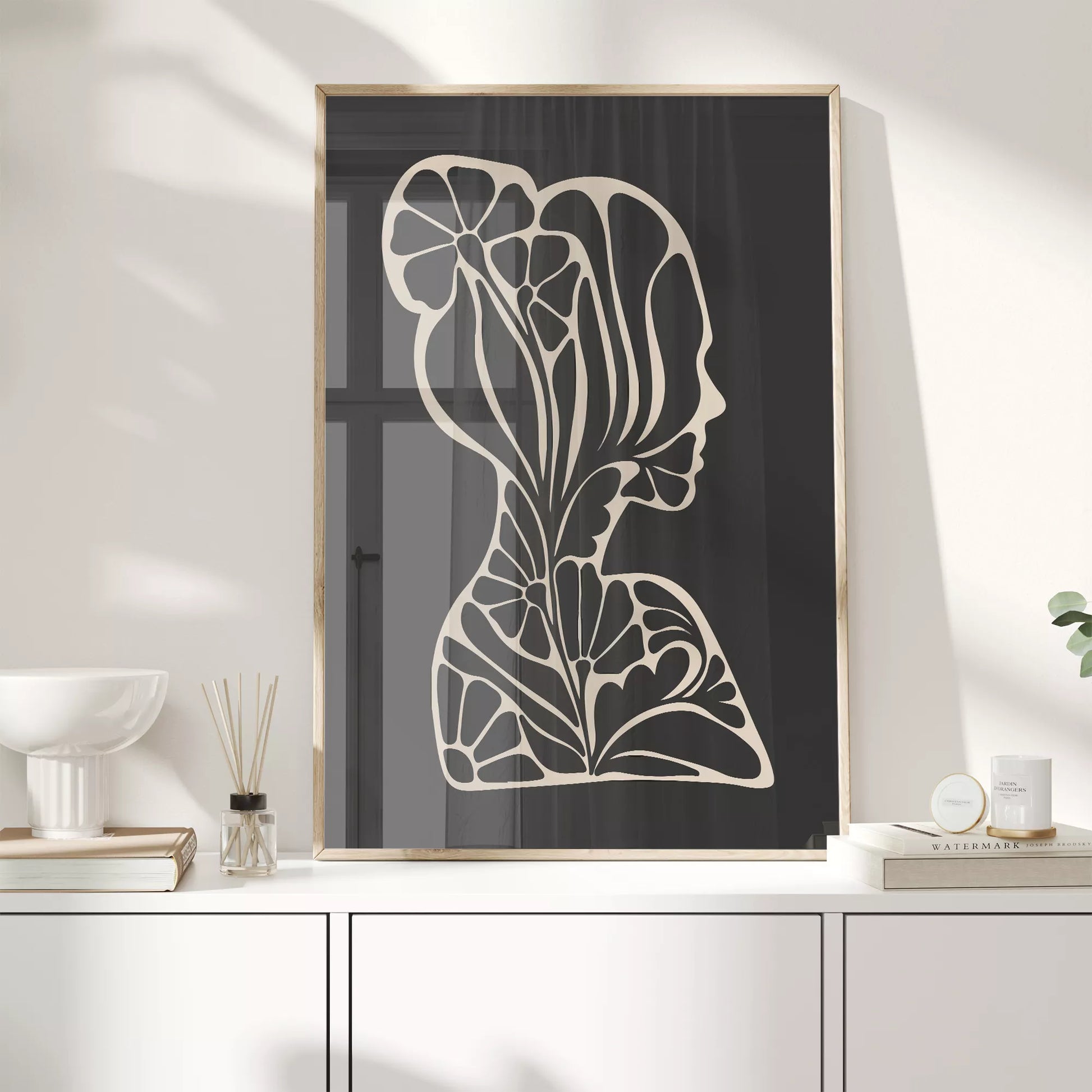 アールヌーボー様式の花柄シルエットアート、黒地に優雅な横顔デザイン