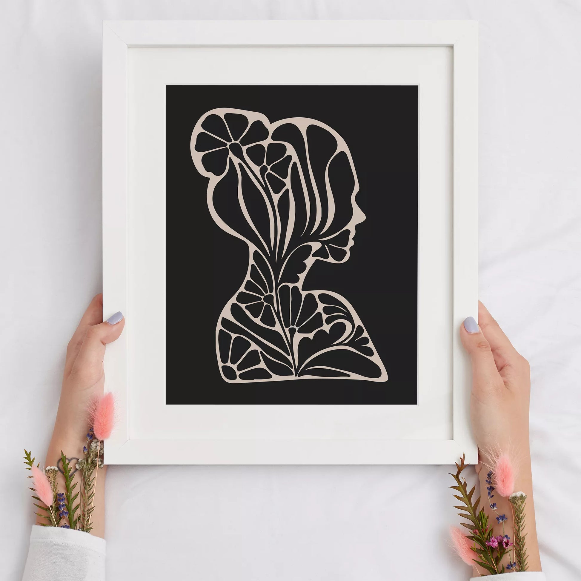 アールヌーボー様式の花柄シルエットアート、黒地に優雅な横顔デザイン