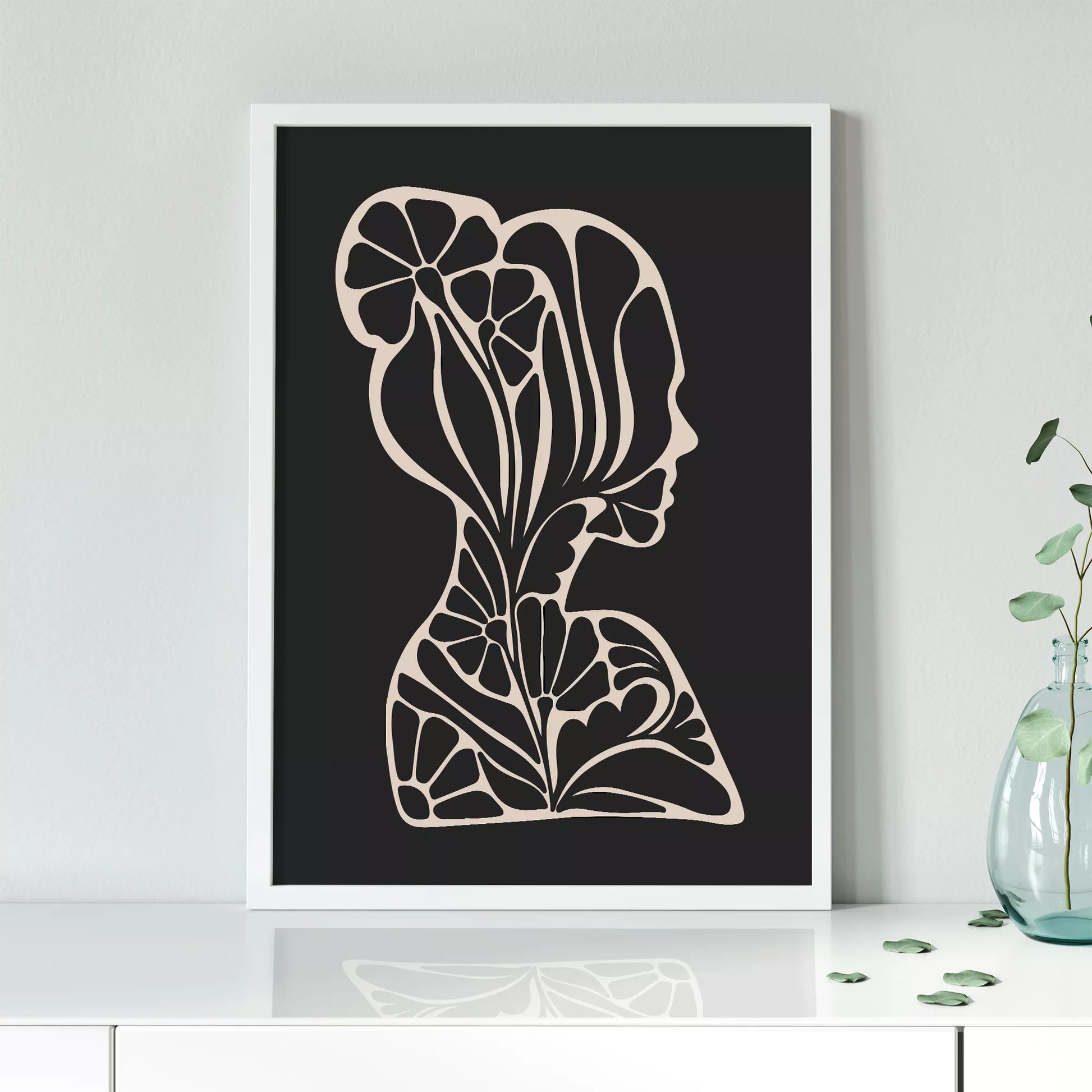 アールヌーボー様式の花柄シルエットアート、黒地に優雅な横顔デザイン