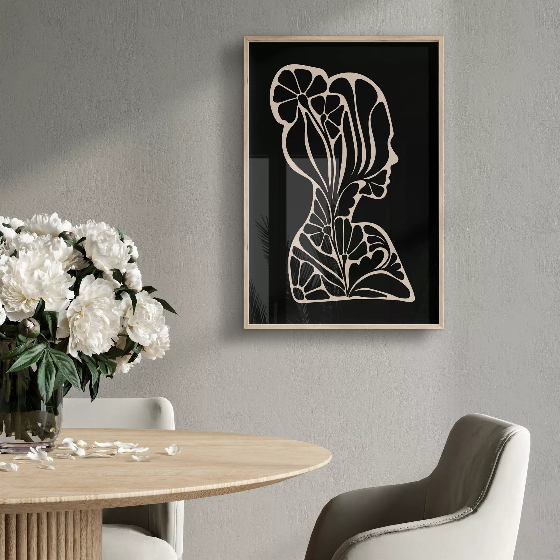 アールヌーボー様式の花柄シルエットアート、黒地に優雅な横顔デザイン