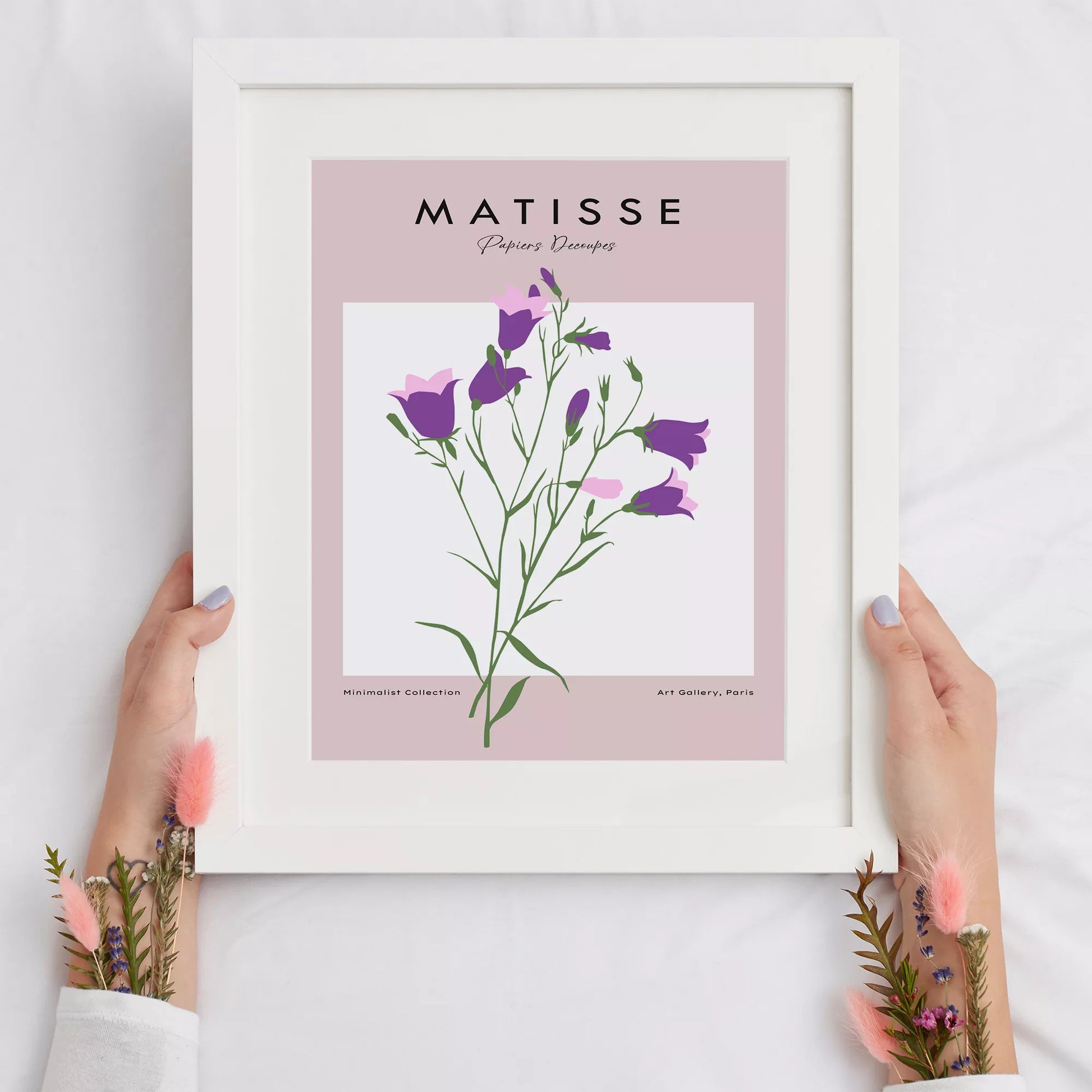 北欧カラーの紫とピンクの花が描かれたミニマルボタニカルアートポスター