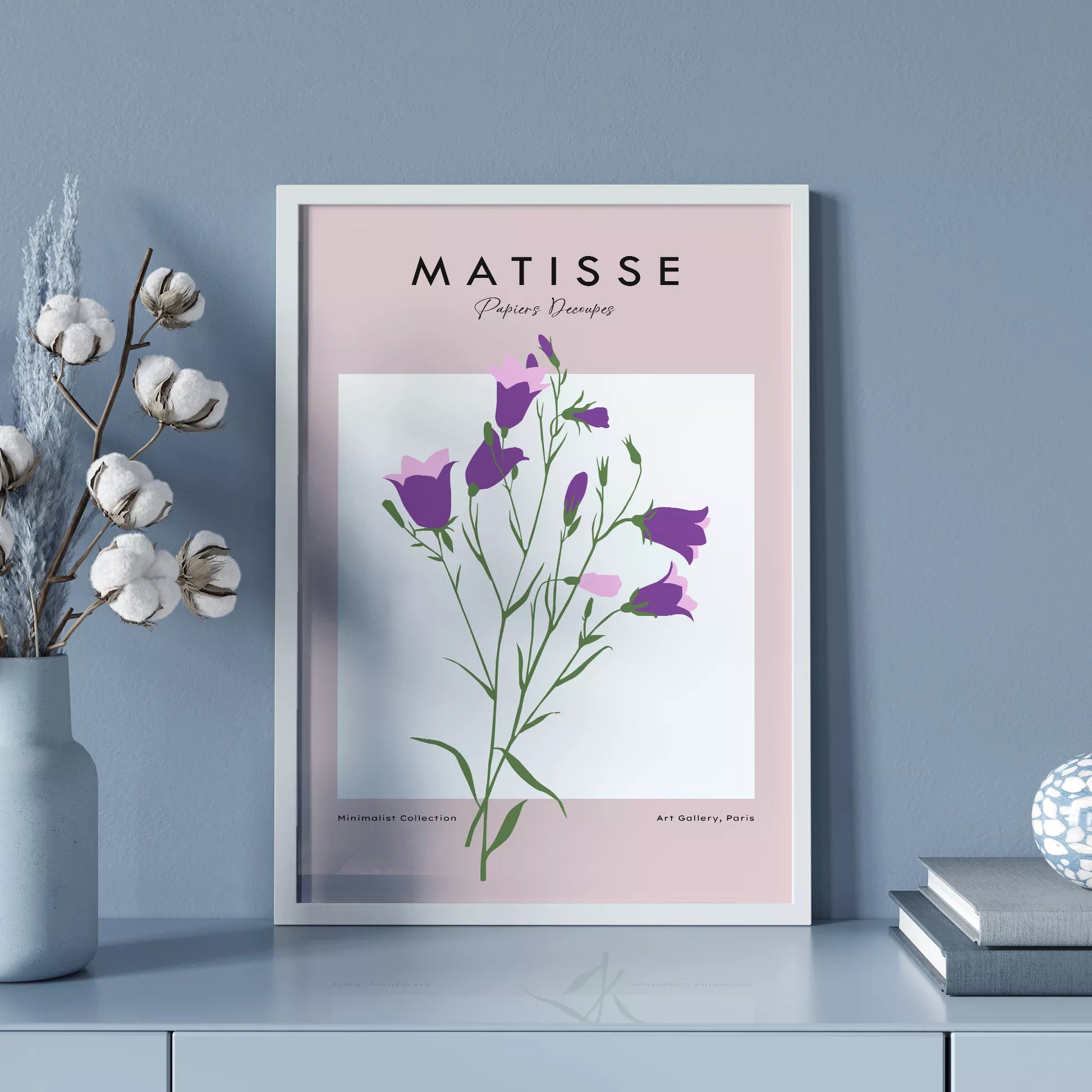 北欧カラーの紫とピンクの花が描かれたミニマルボタニカルアートポスター